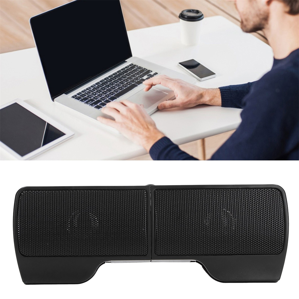 Ein Mann benutzt einen Laptop und eine Soundbar. Schwarzer Lautsprecher. Weißer Tisch. Weißer Hintergrund.