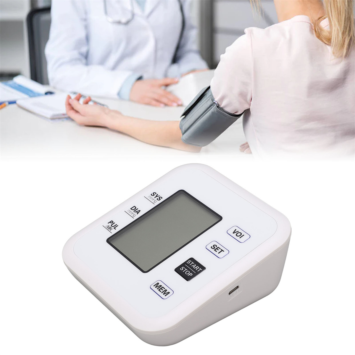 Blutdruckmessgerät mit Bildschirm und Person mit Blutdruckmanschette am Arm sichtbar.