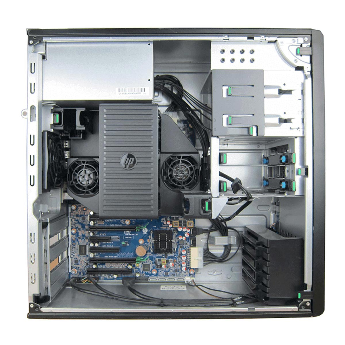 Otwarta obudowa komputera, pokazująca elementy wewnętrzne: płytę główną, wentylatory i inny sprzęt.