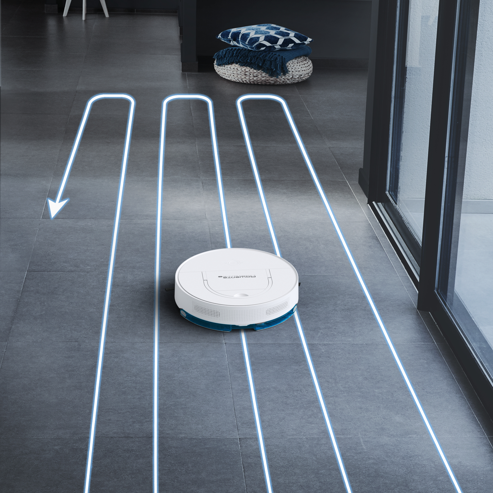Robot aspirapolvere che pulisce un pavimento con un percorso blu. Sfondo: pavimento, porta, cesto.