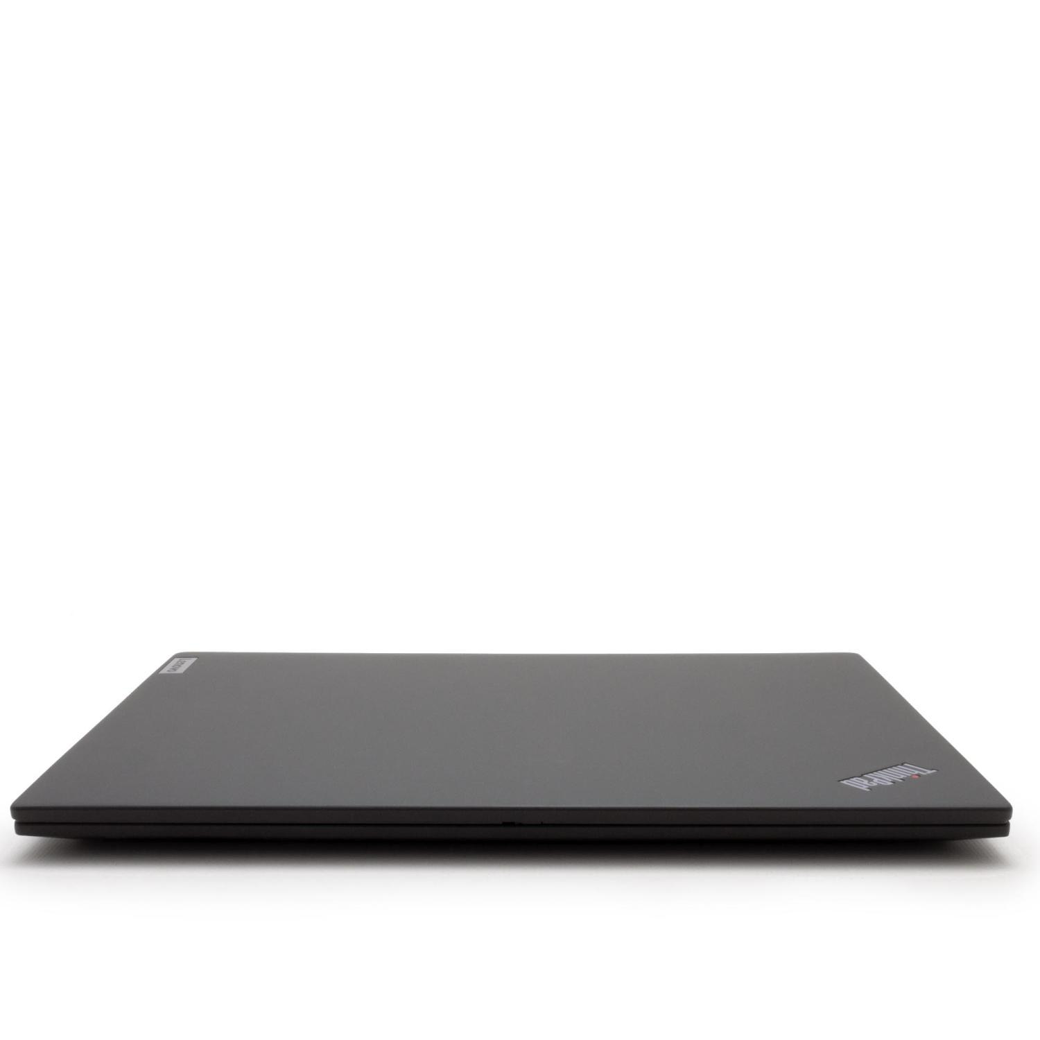 Geschlossener schwarzer Laptop, von der Seite betrachtet, vor weißem Hintergrund.