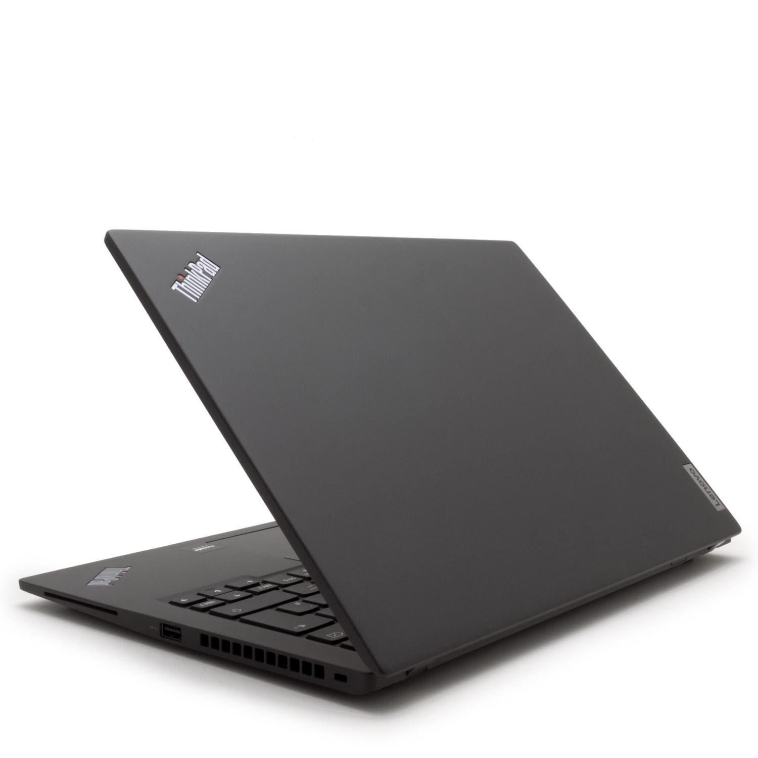 Schwarzes Laptop mit ThinkPad-Logo, geöffnet auf weißer Oberfläche. Winkelansicht.