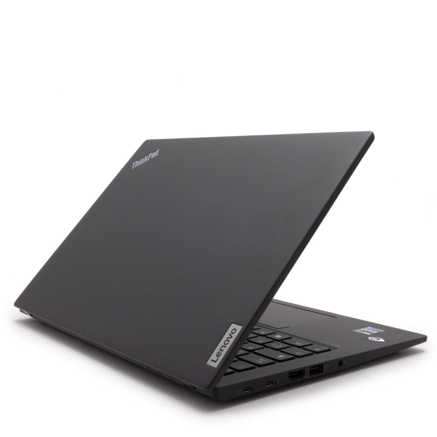 Ein schwarzer, geschlossener Laptop, angewinkelt nach oben, zeigt die ThinkPad- und Lenovo-Etiketten.