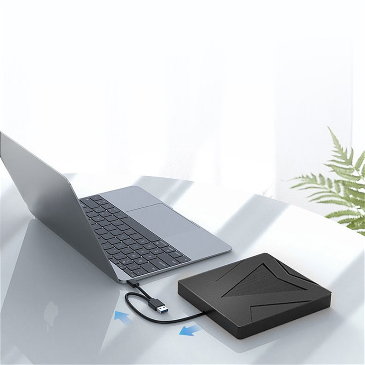 Laptop mit schwarzer externer Festplatte über USB-Kabel verbunden. Pfeilgrafiken. Weißer Hintergrund.