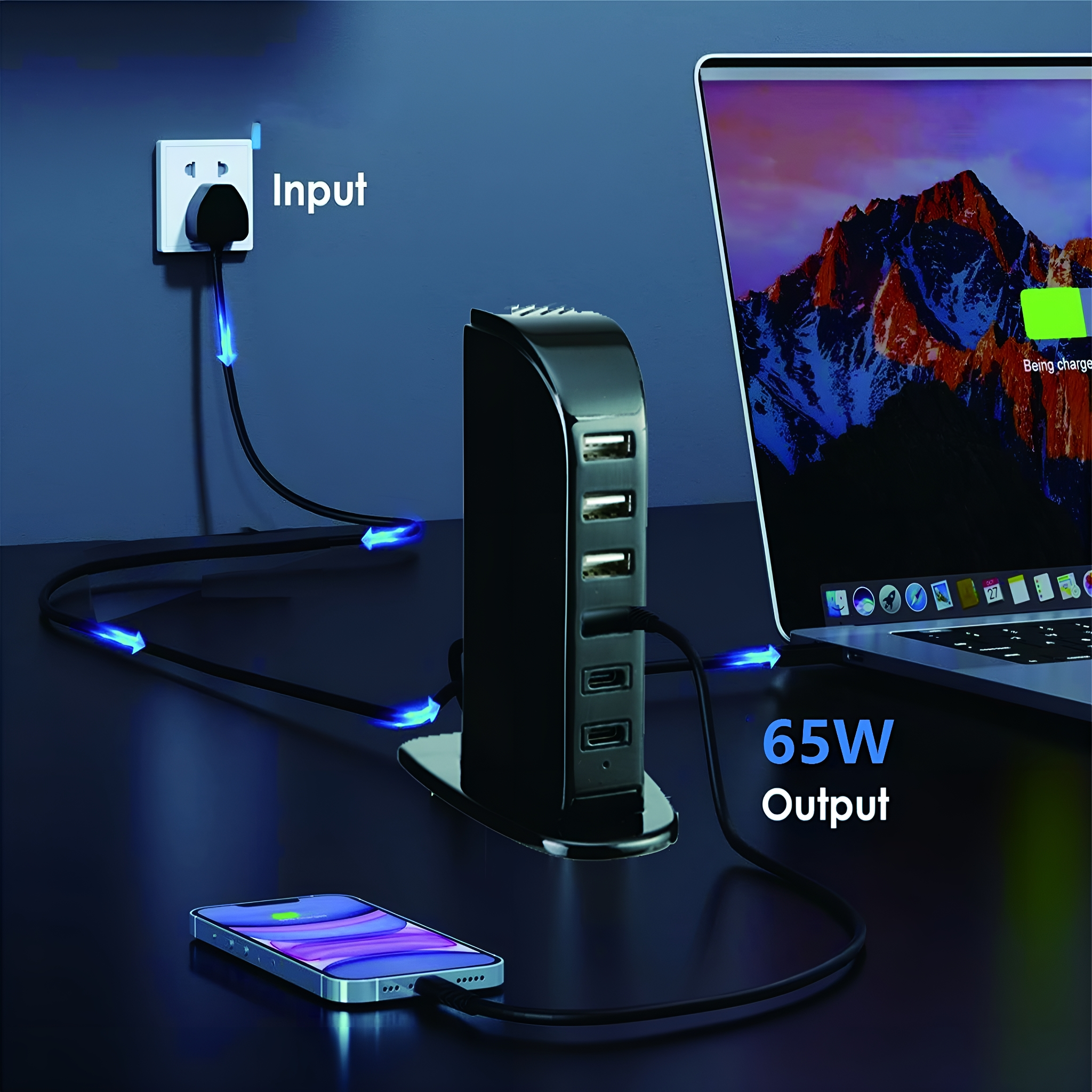 Schwarzes USB-Ladegerät mit mehreren Anschlüssen, verbunden mit Laptop, Telefon und Steckdose. 65W-Ausgang.