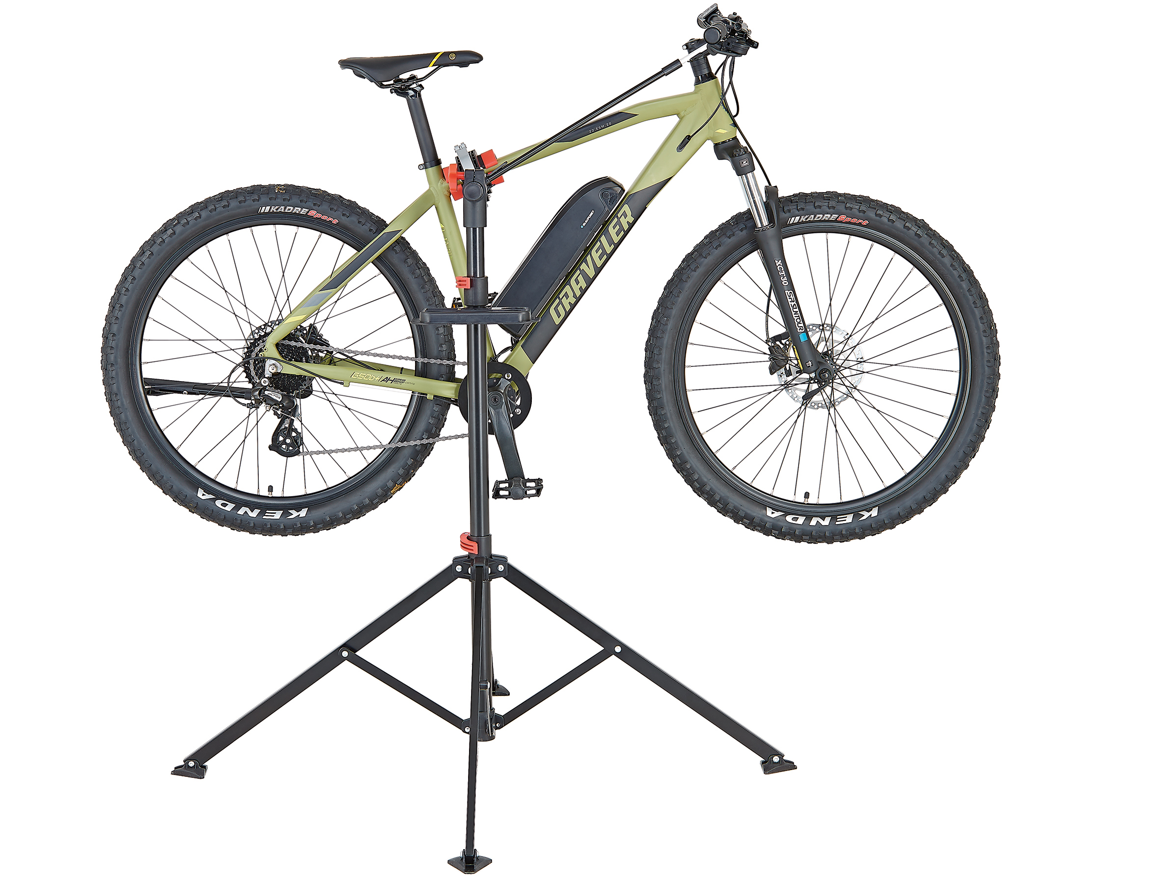 Grünes und schwarzes Mountainbike auf einem Reparaturständer. Das Fahrrad wird repariert.