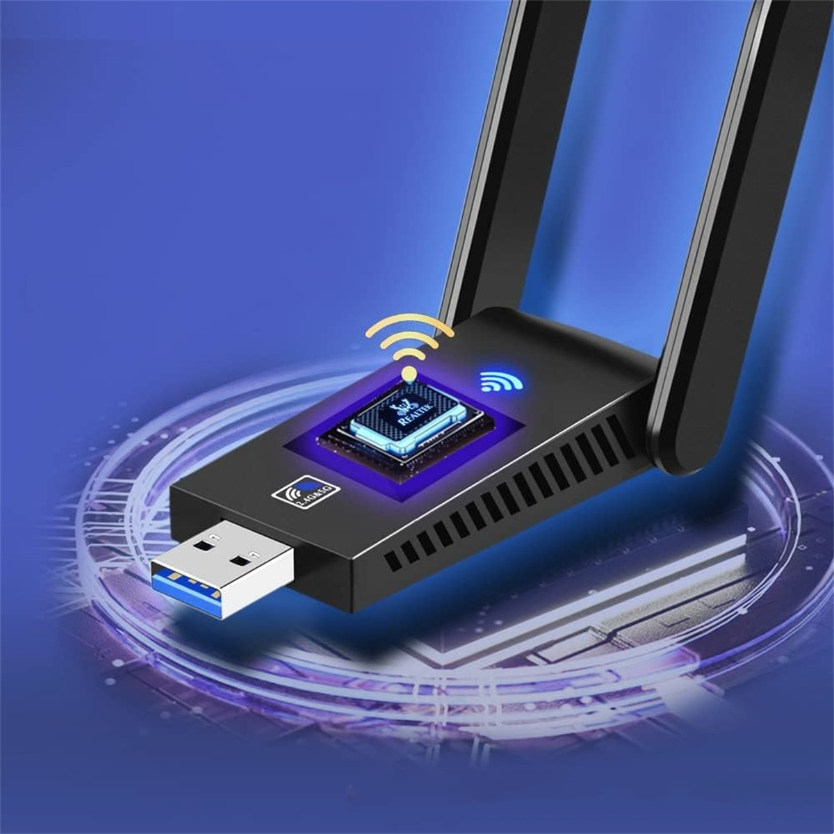 Schwarzer USB-WLAN-Adapter mit Antennen. Das WLAN-Signal ist blau hervorgehoben. Blauer Hintergrund.