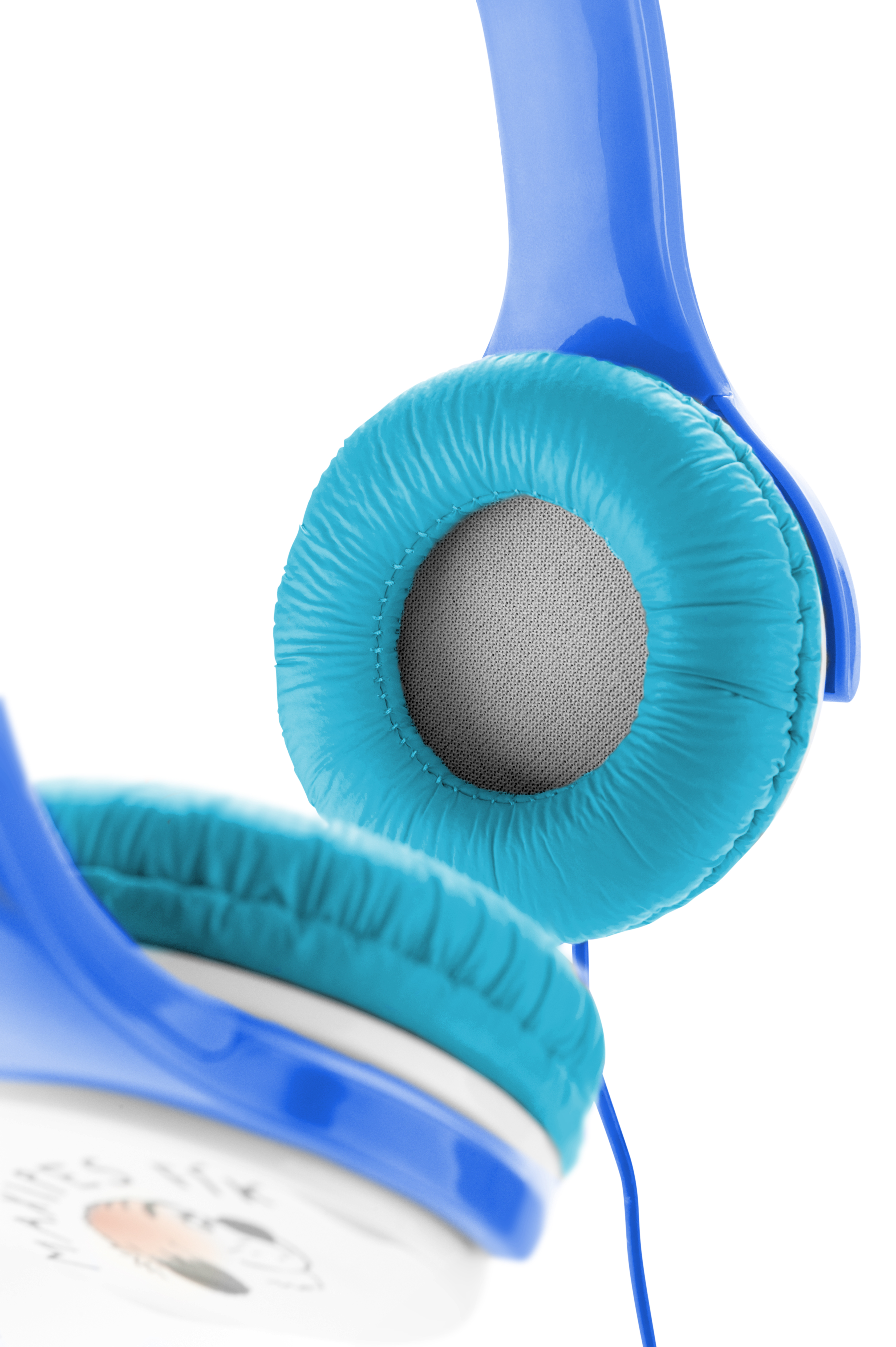 Primo piano di cuffie blu e turchesi con un cuscinetto circolare.
