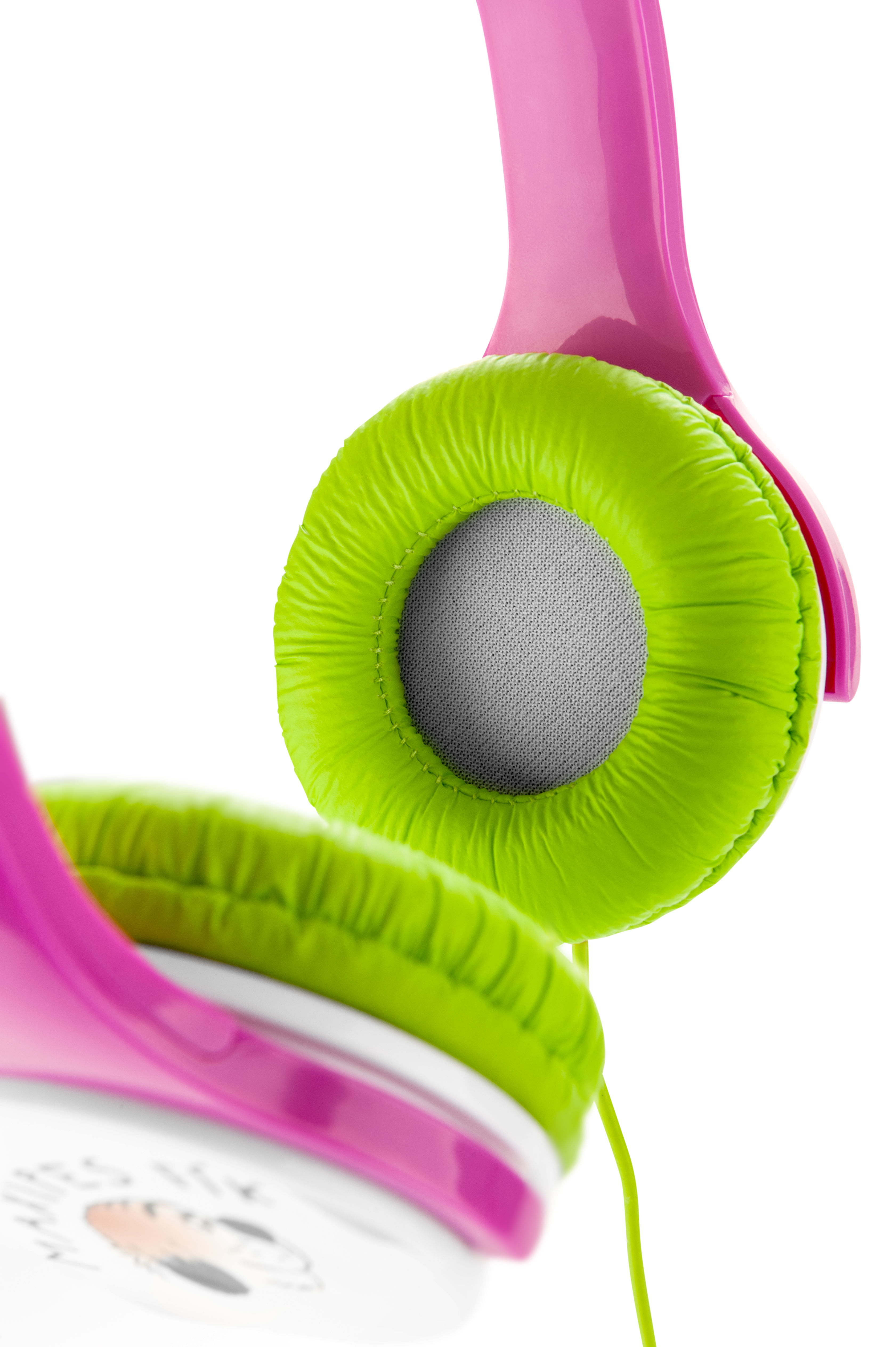 Primo piano di cuffie verde brillante con accenti rosa, su superficie bianca.