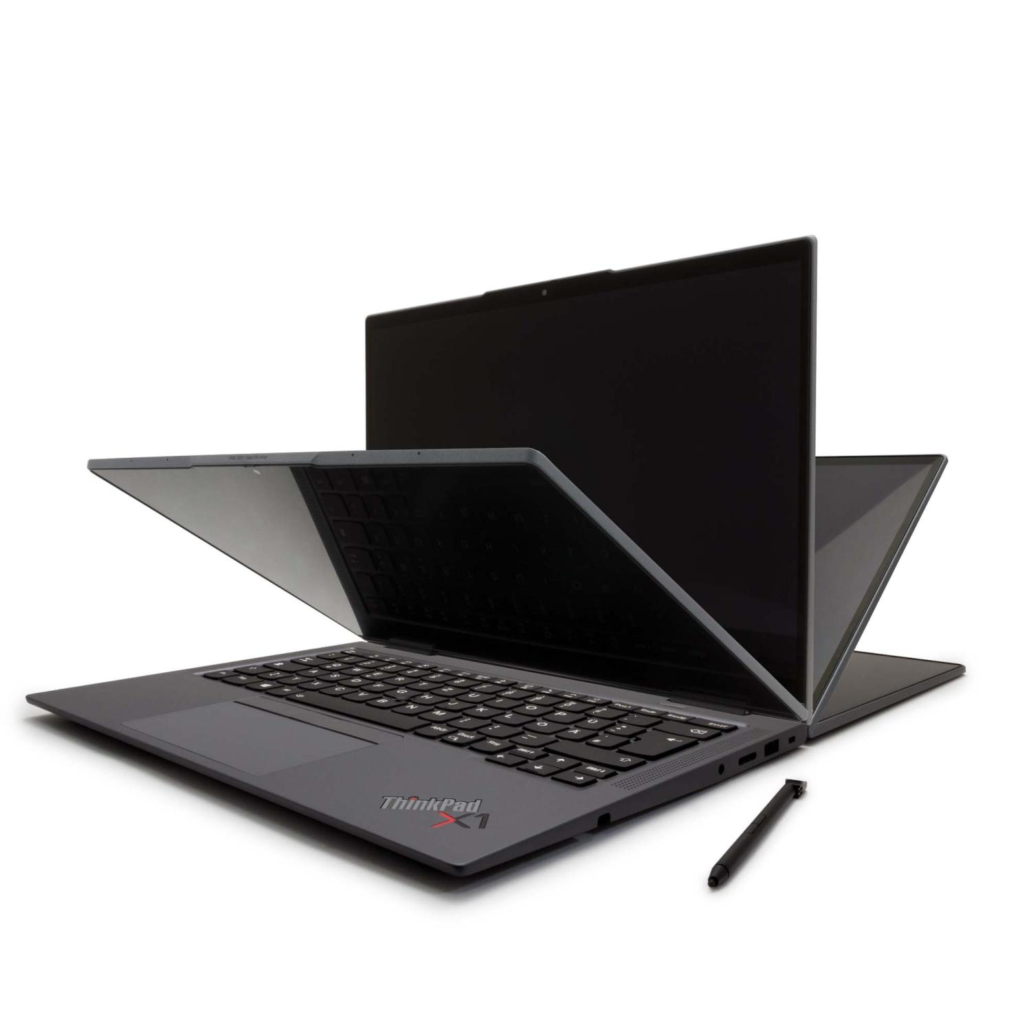 ThinkPad Laptop mit mehreren geöffneten Bildschirmen. Dunkle Farbe, weißer Hintergrund.