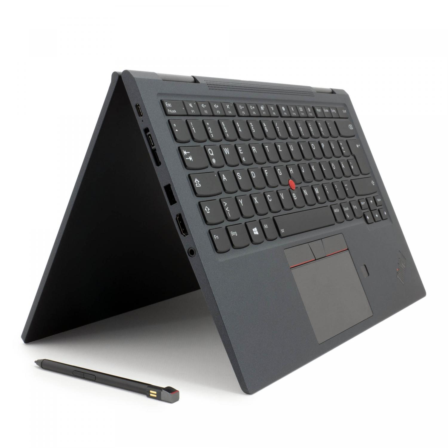 Schwarzer Laptop mit Stift, offen auf weißer Oberfläche, mit Tastatur und Touchpad.