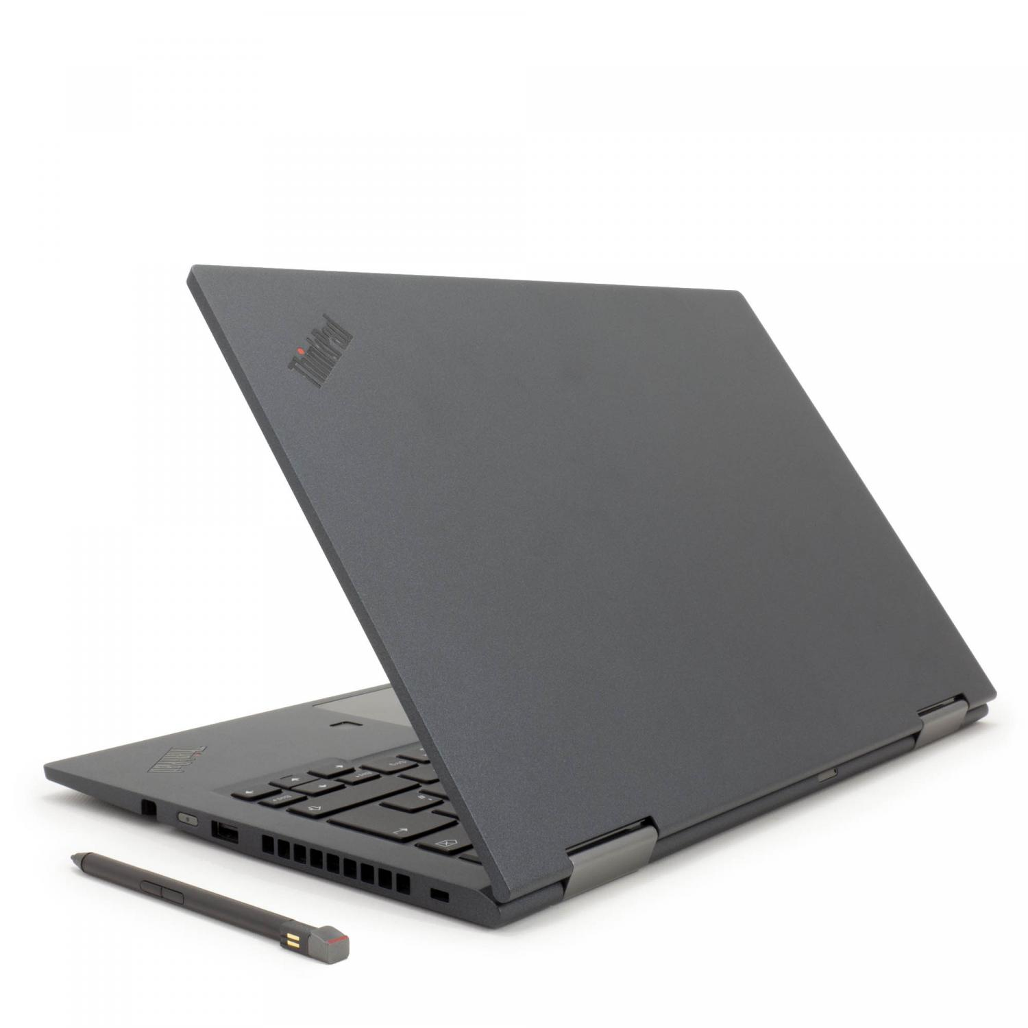 Schwarzer Laptop mit Stift, Bildschirm offen, auf weißem Hintergrund.