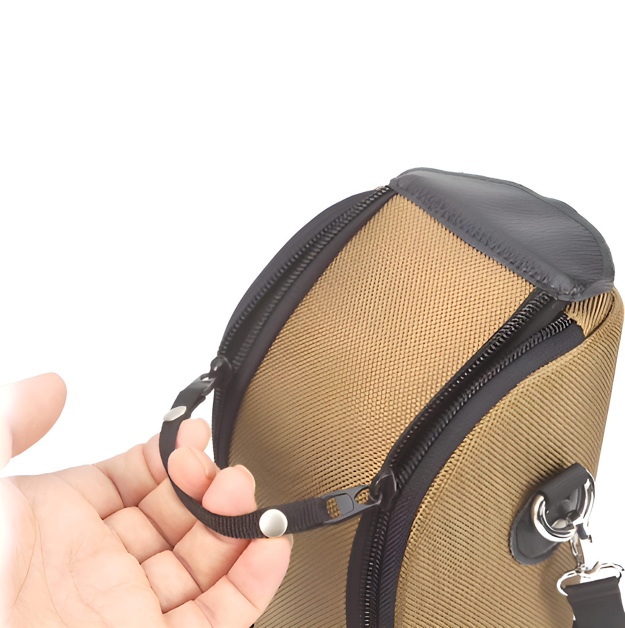 Ein beige farbenes Gehäuse mit schwarzem Reißverschluss und schwarzem Riemen, eine Hand hält das Gehäuse.