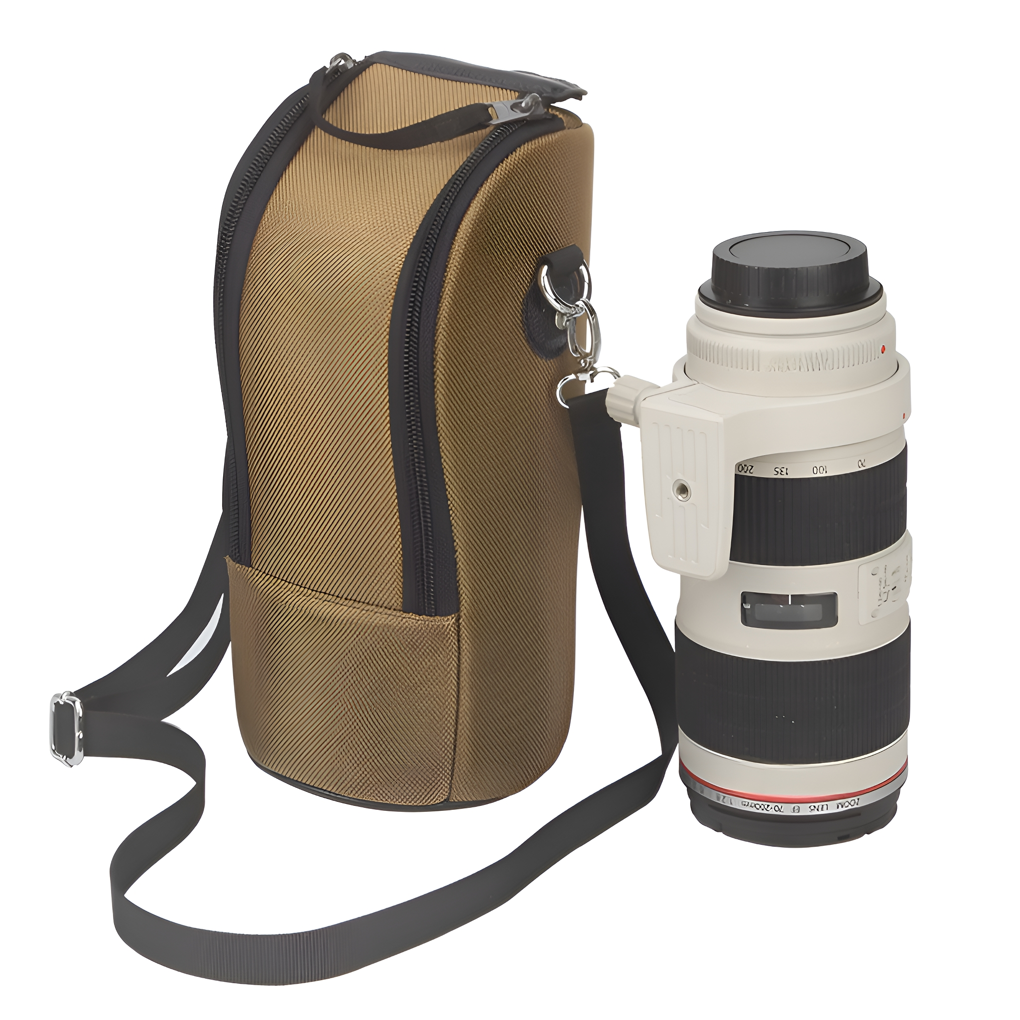 Ein Kameraobjektiv in einer Tasche mit Riemen. Das Objektiv ist weiß und schwarz.