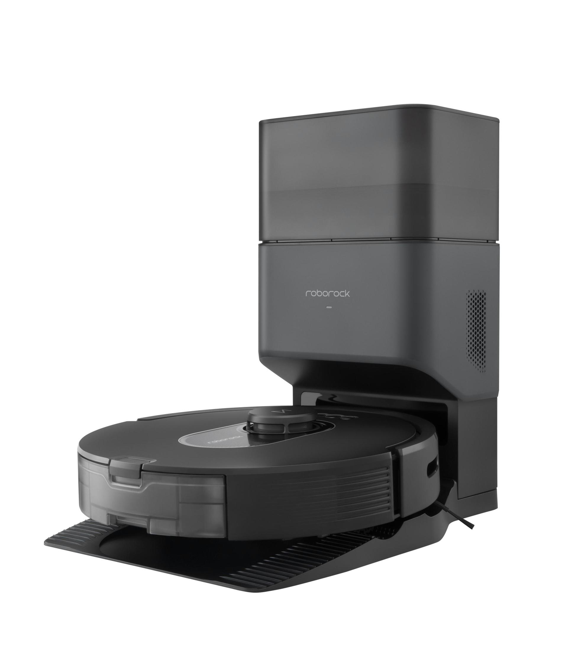 Ein schwarzer Roboter-Staubsauger mit Ladestation auf weißem Hintergrund.