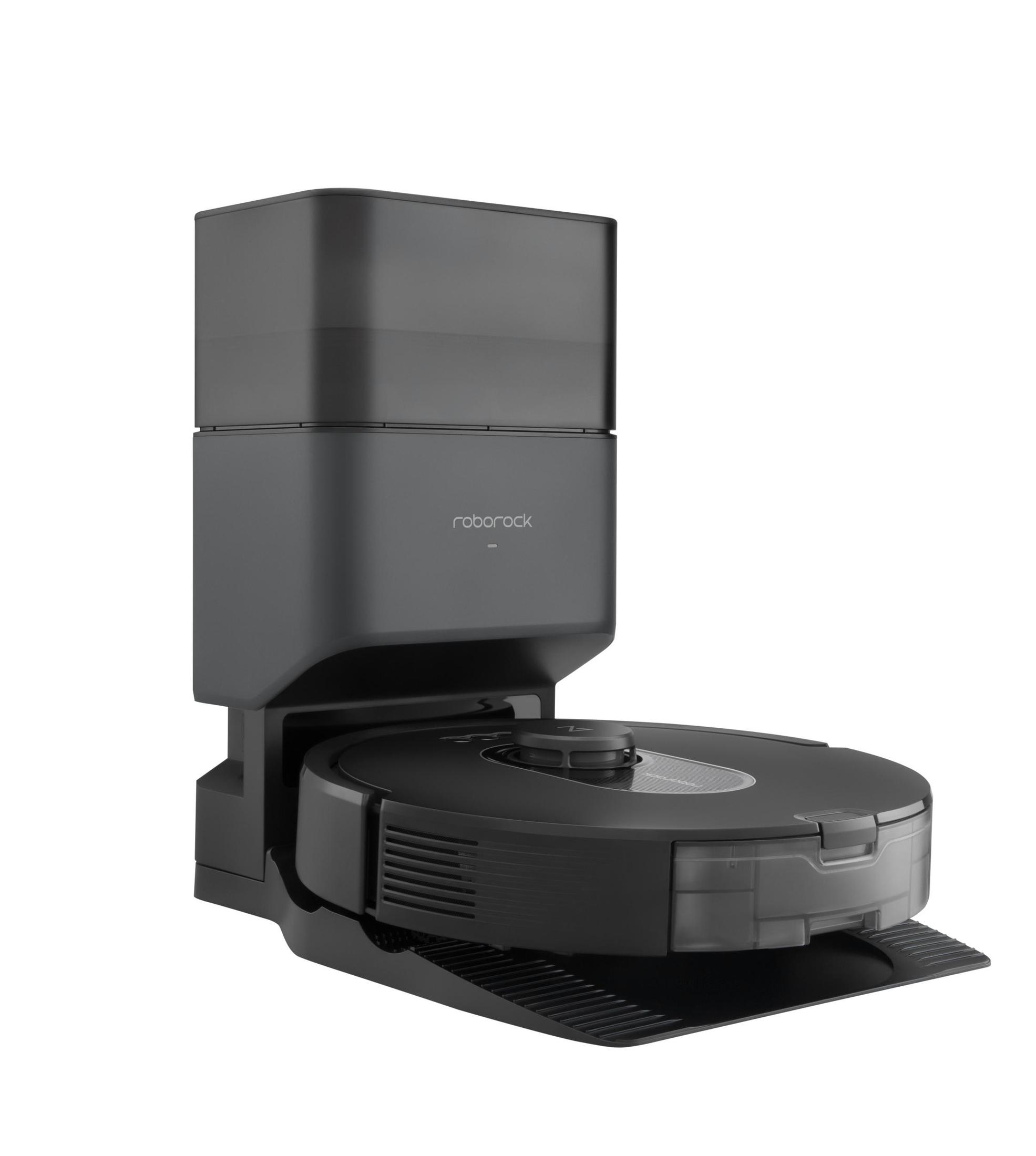 Ein schwarzer Roboter-Staubsauger und eine Ladestation auf weißem Hintergrund. Der Roboter ist rund.