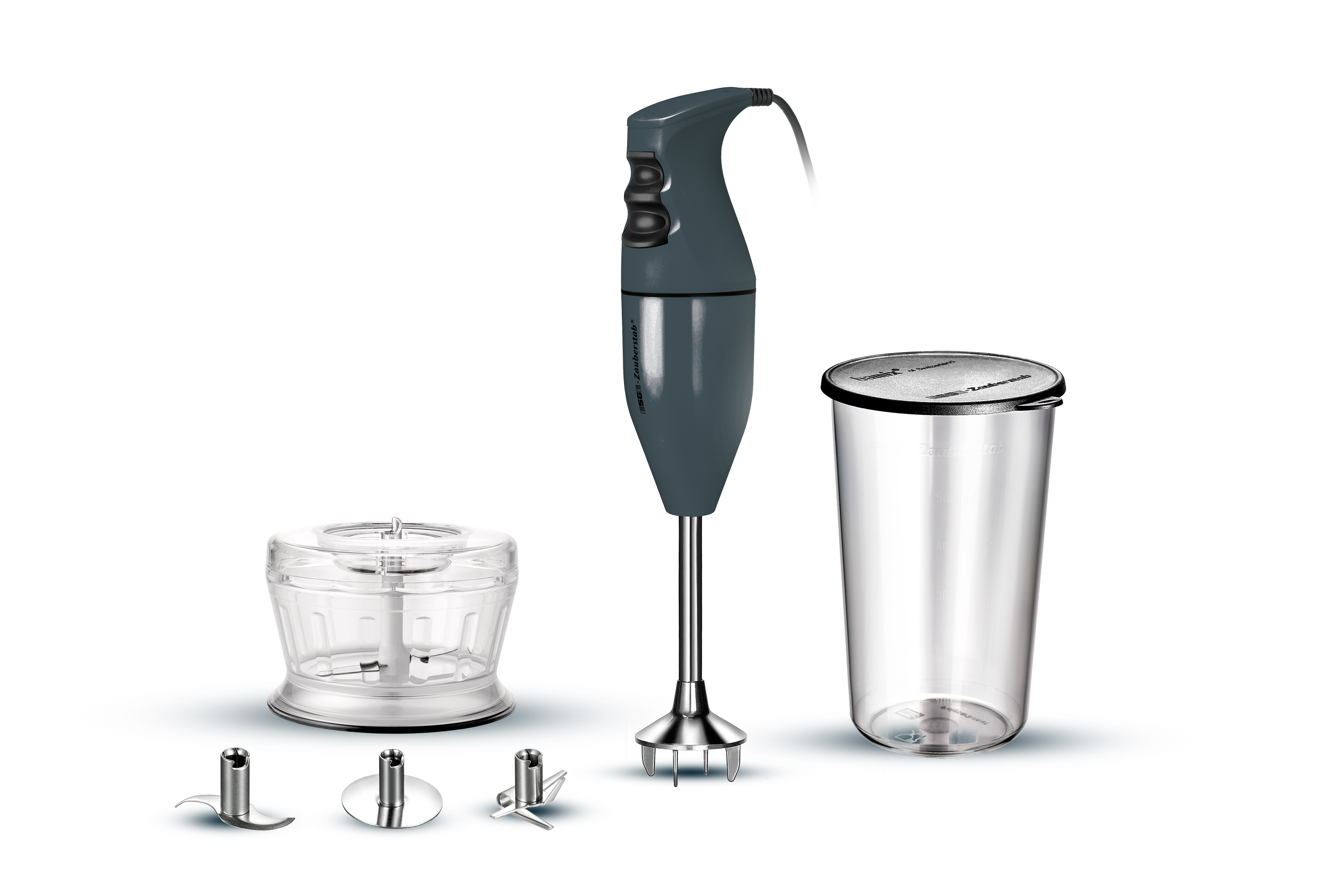 Ein Stabmixer mit Zubehör: ein Zerkleinerer, ein Becher und mehrere Klingen.
