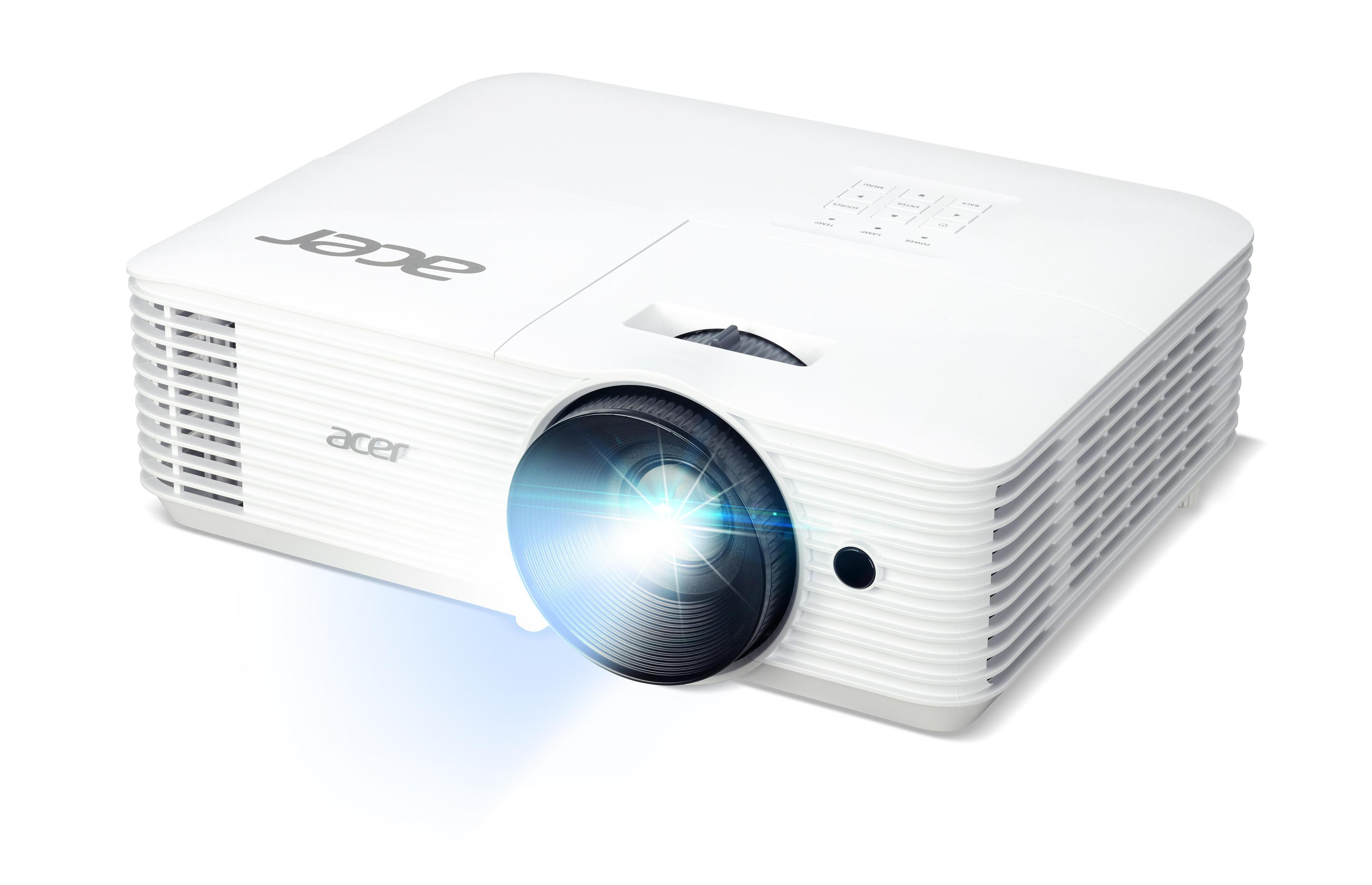 Weißer Acer-Projektor auf weißem Hintergrund, mit hellem Licht, das aus der Linse scheint.