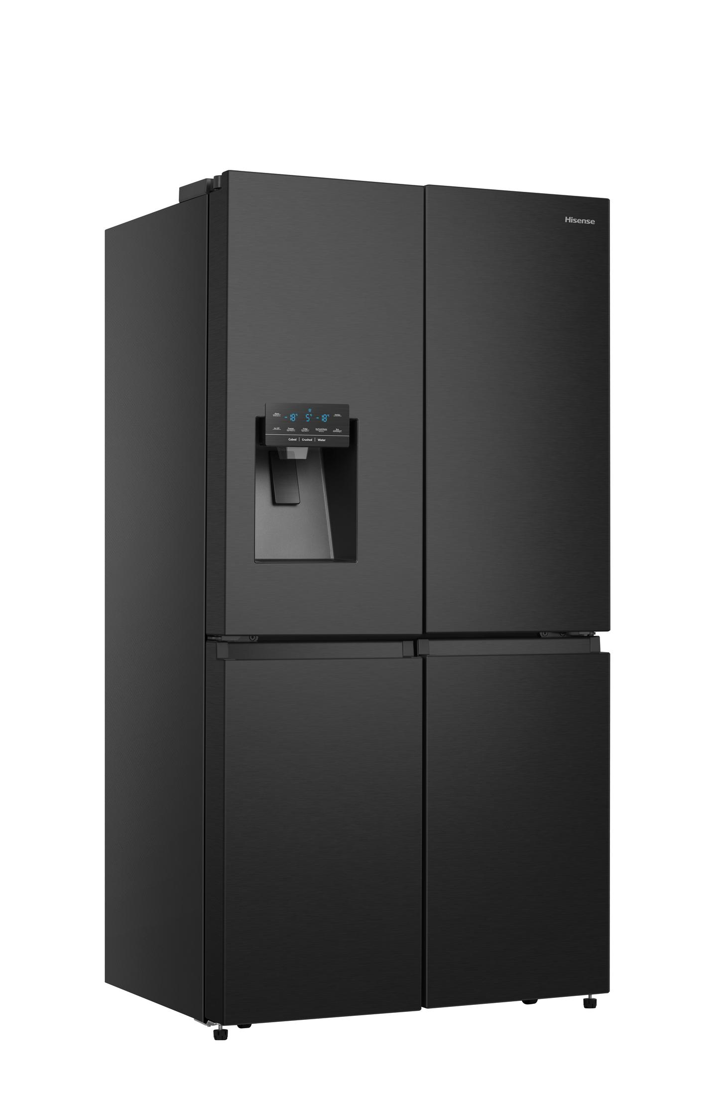 Ein schwarzer Hisense-Kühlschrank mit vier Türen und einem Eis-/Wasserspender.