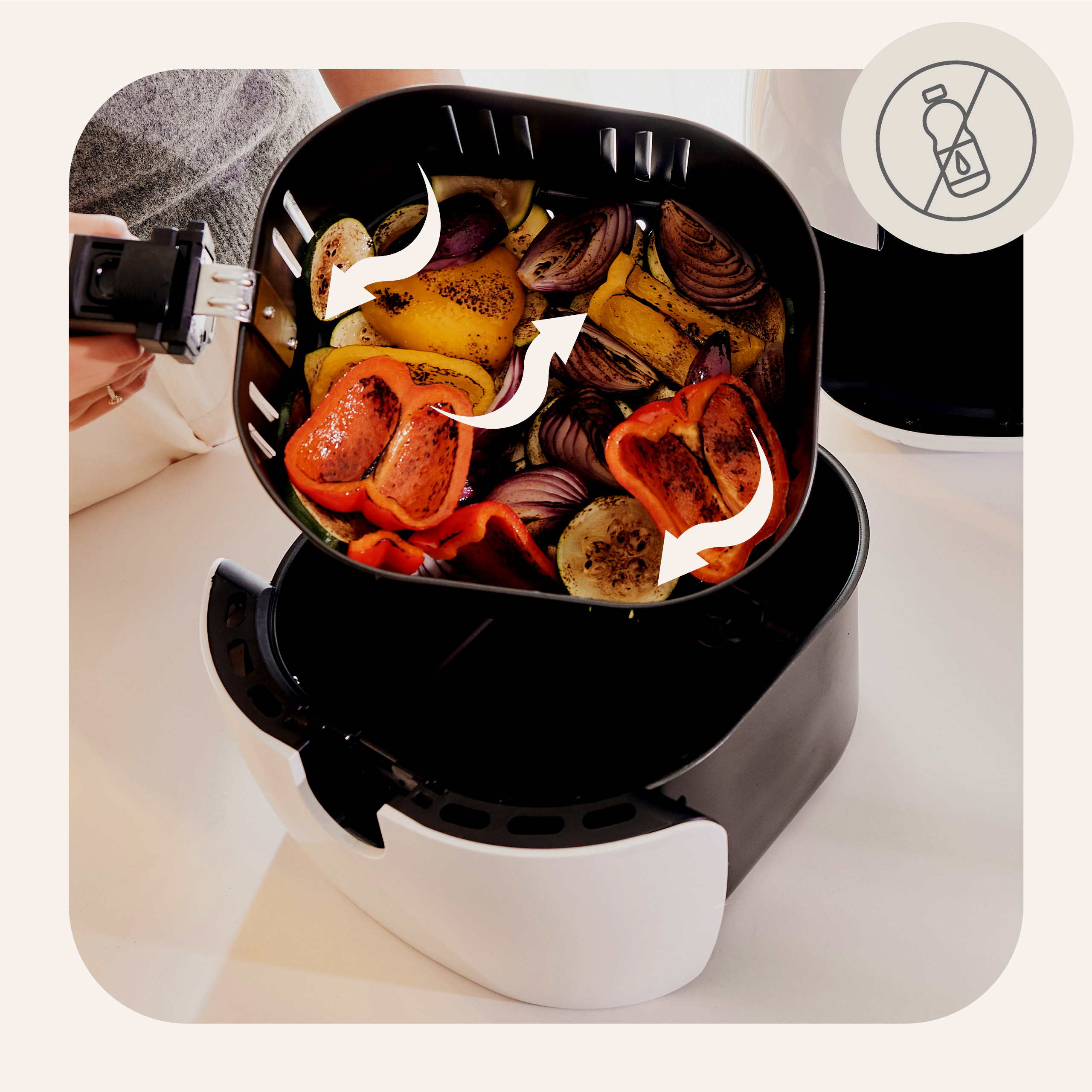 Frytownica beztłuszczowa z warzywami i wyciąganym koszem.