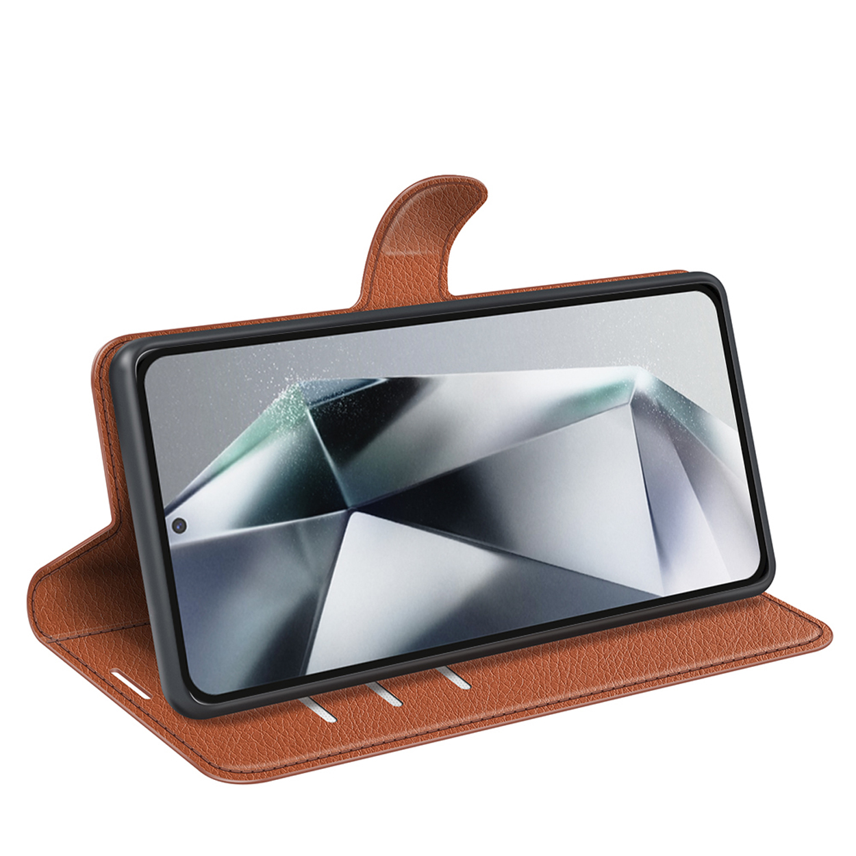 Bruine leren telefoonhoes, opengeklapt. Telefoon toont een geometrisch ontwerp. Witte achtergrond.