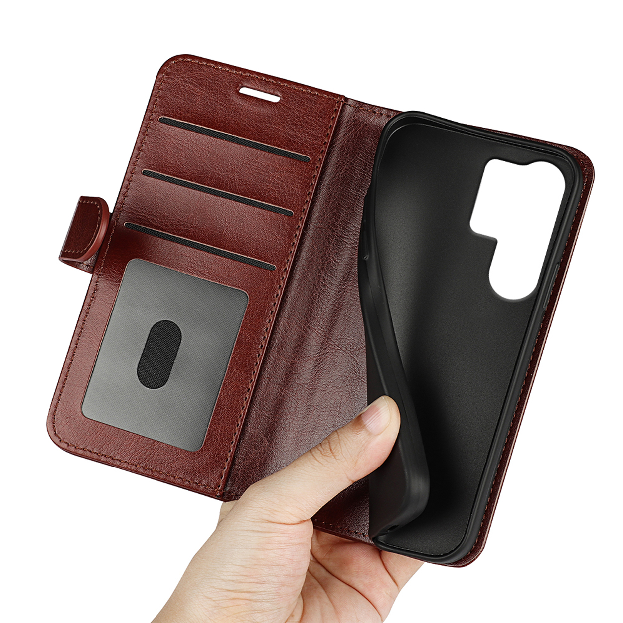 Main tenant un étui de téléphone en cuir marron ouvert avec des fentes pour cartes et un téléphone à l'intérieur.