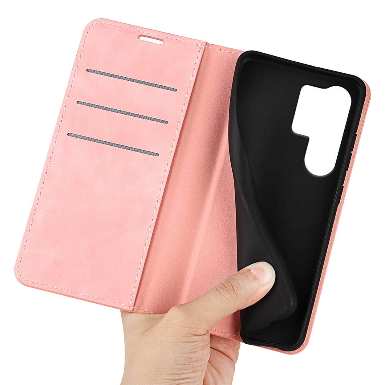 Étui de téléphone rose ouvert avec une main tenant le téléphone. L'intérieur est noir.