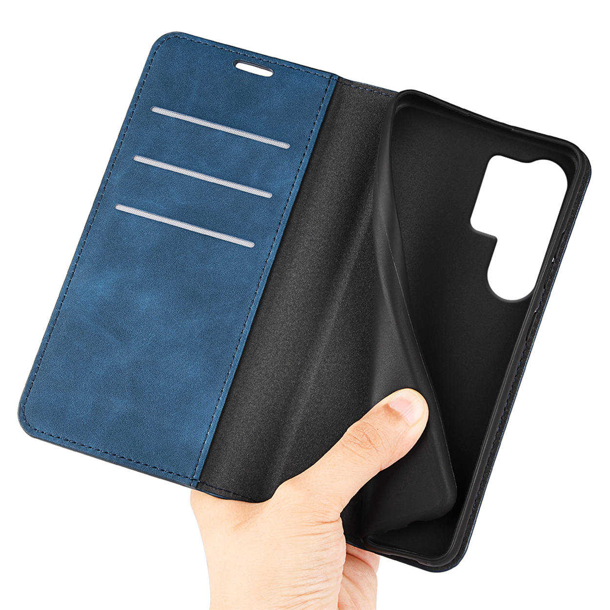 Hand die een open blauwe leren telefoonhoes vasthoudt. Toont telefoon en interieurontwerp.