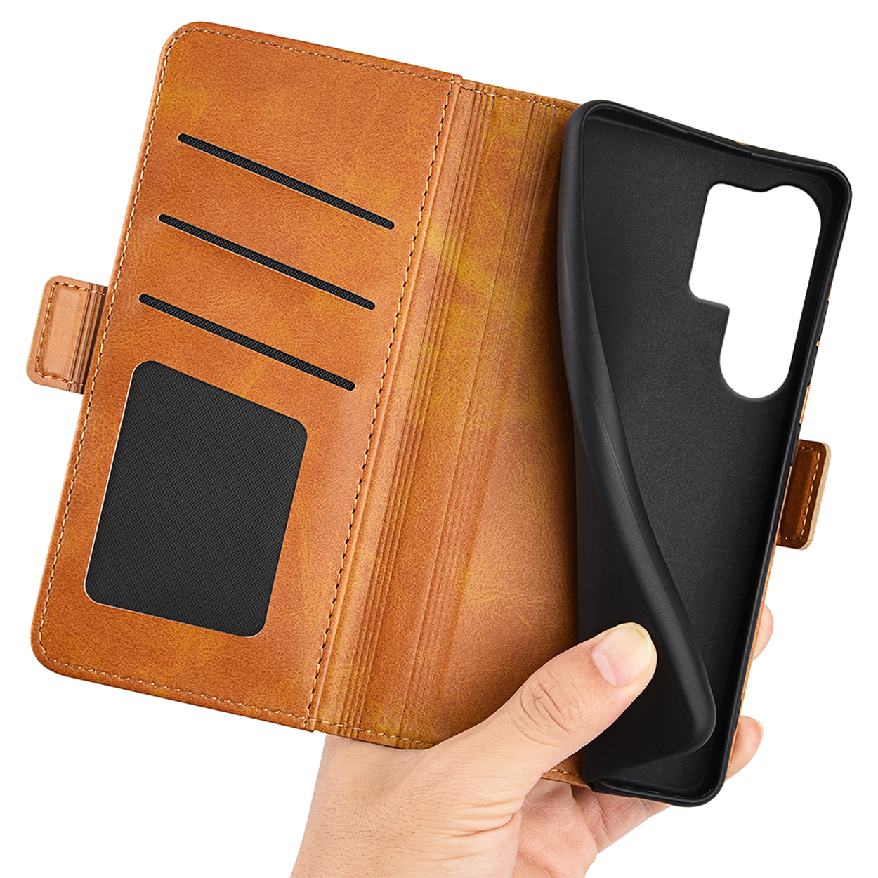 Open bruine leren telefoonhoes met telefoon en zwart interieur met kaartsleuven.