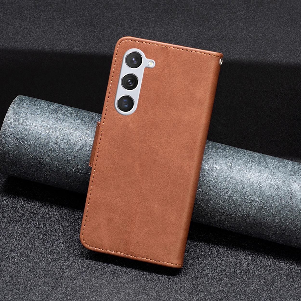 Étui de téléphone en cuir marron avec téléphone et appareil photo.