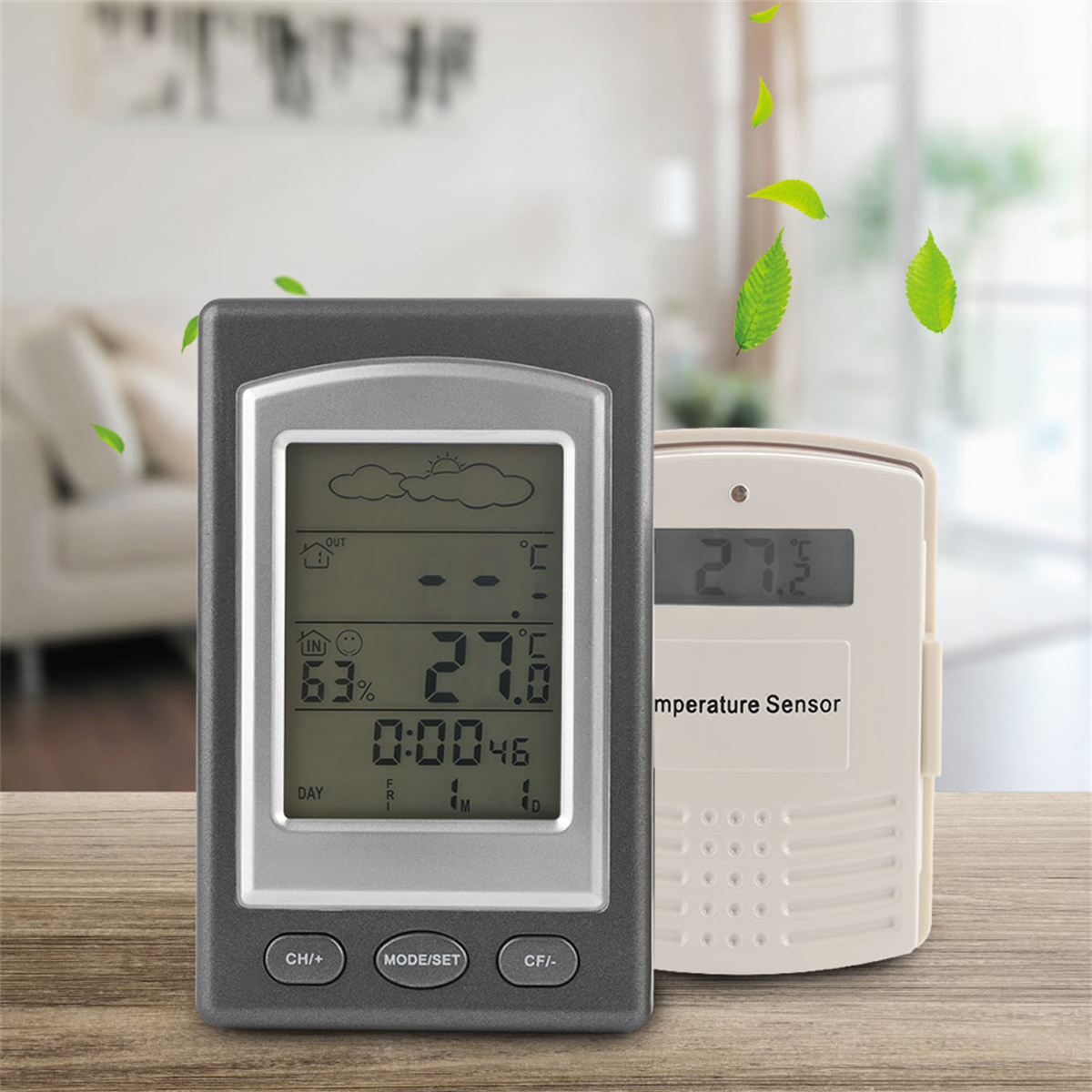 Digitale Wetterstation mit zwei Einheiten. Eine zeigt Temperatur und Luftfeuchtigkeit an. Holzuntergrund.