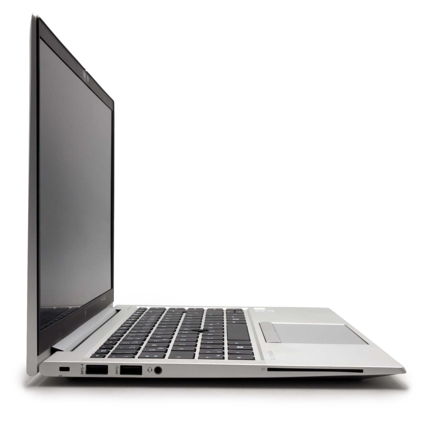 Silberner Laptop von der Seite mit schwarzem Bildschirm. Weißer Hintergrund.