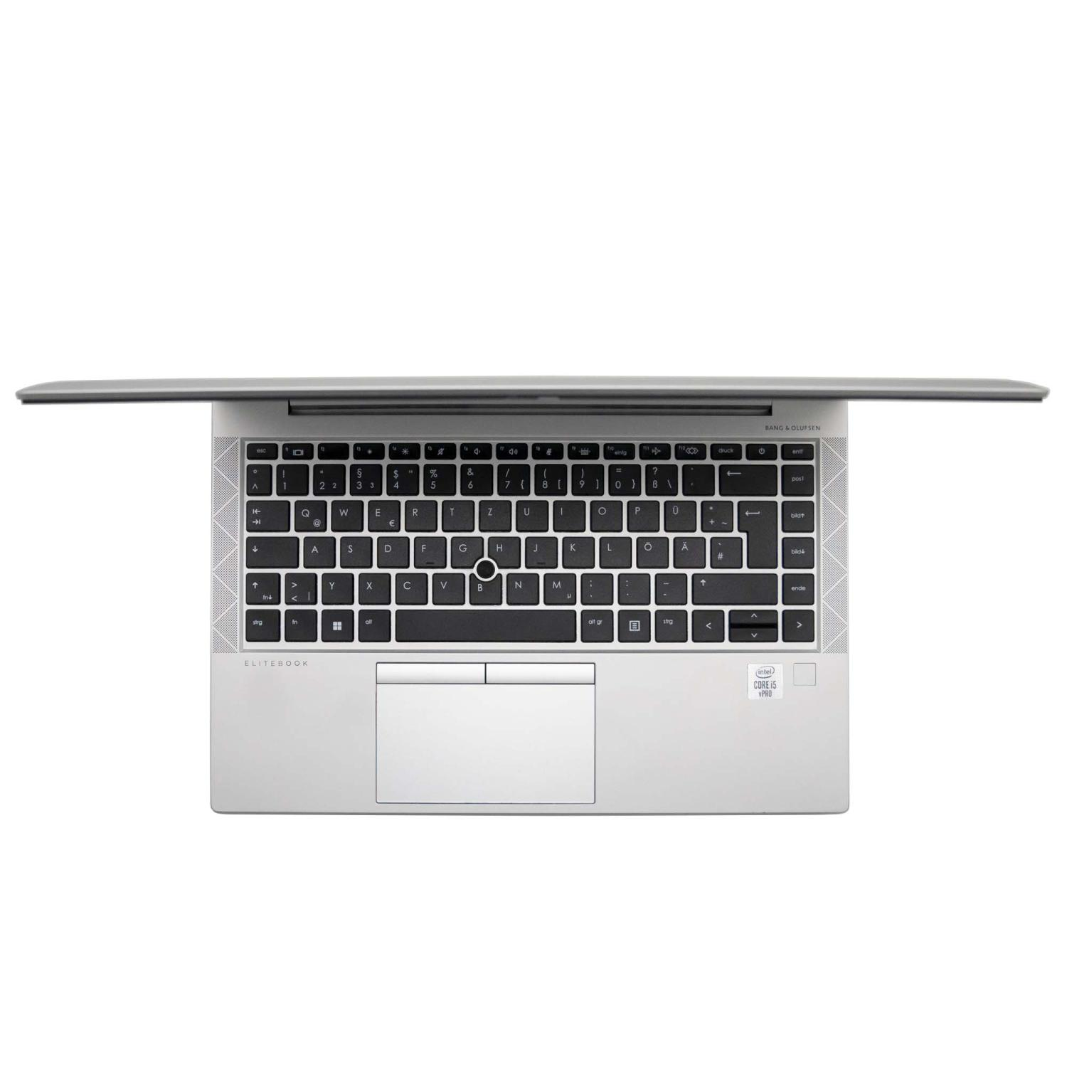 Silberner Laptop von oben. Tastatur, Touchpad und Bildschirm offen. Der Laptop ist auf weißem Grund.