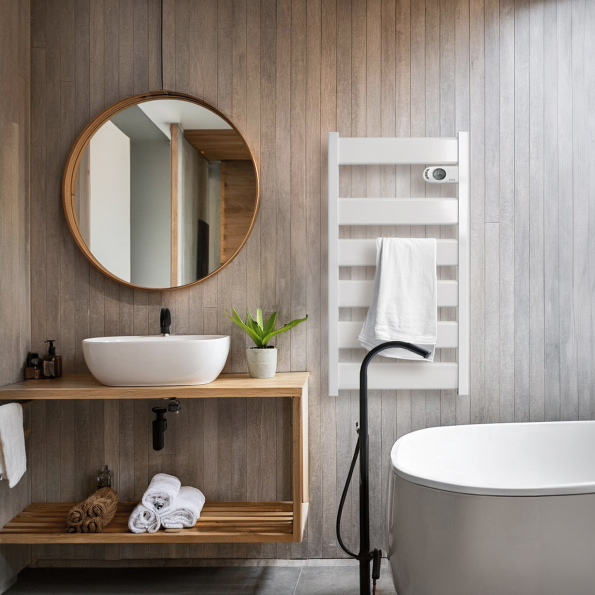 Baño con pared de madera, espejo redondo, lavabo blanco, toallero y bañera.