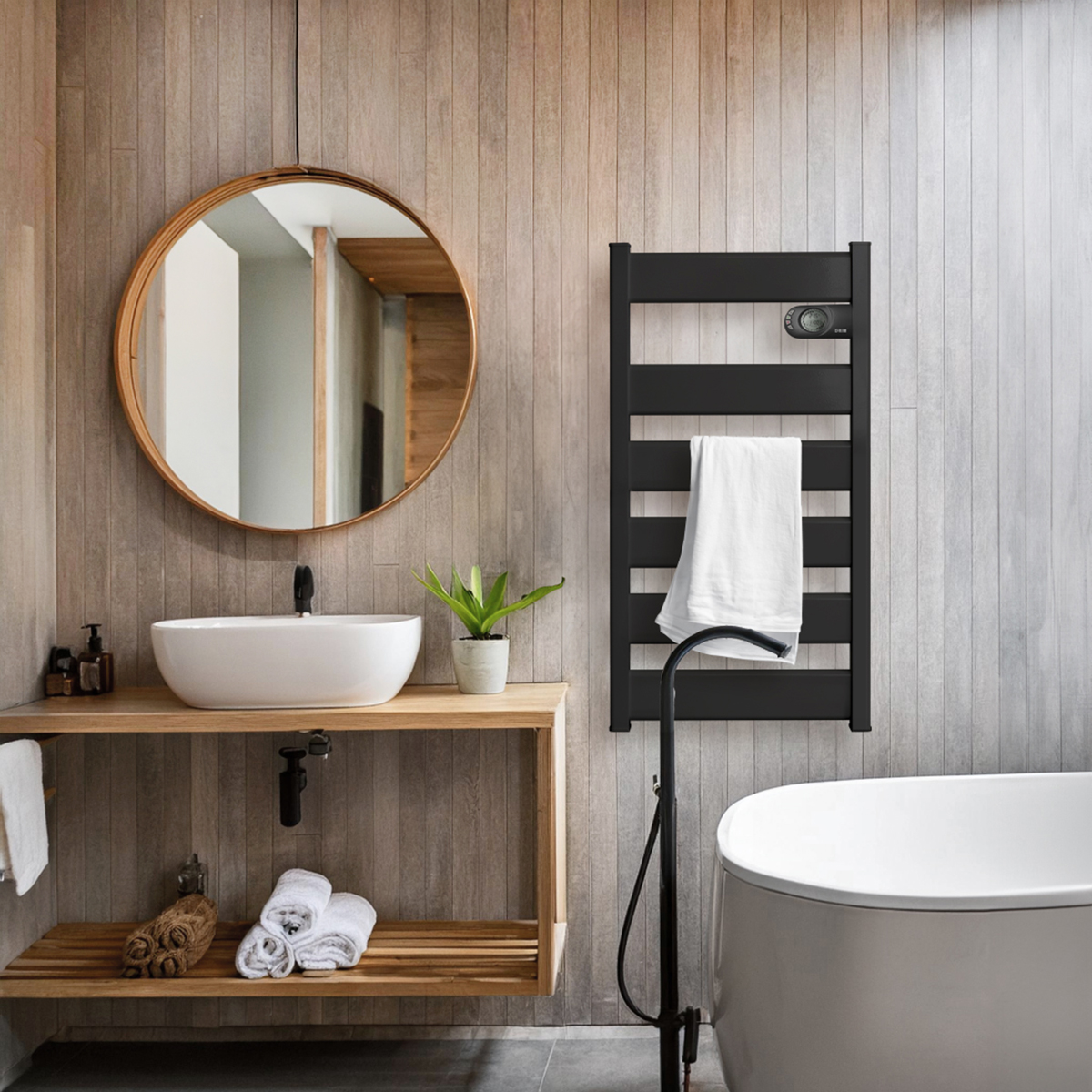 Baño con espejo redondo, estante de madera y toallero negro. Bañera blanca.