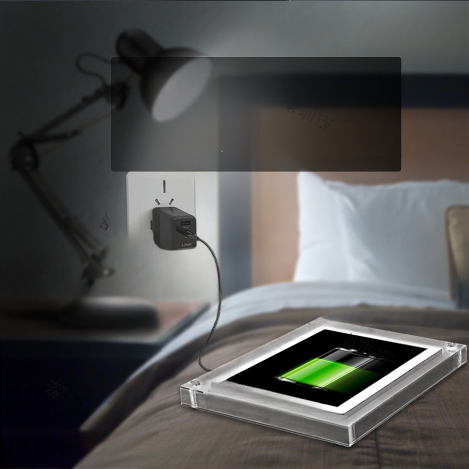 Ein Tablet auf einem Bett wird mit einem Wandladegerät aufgeladen.