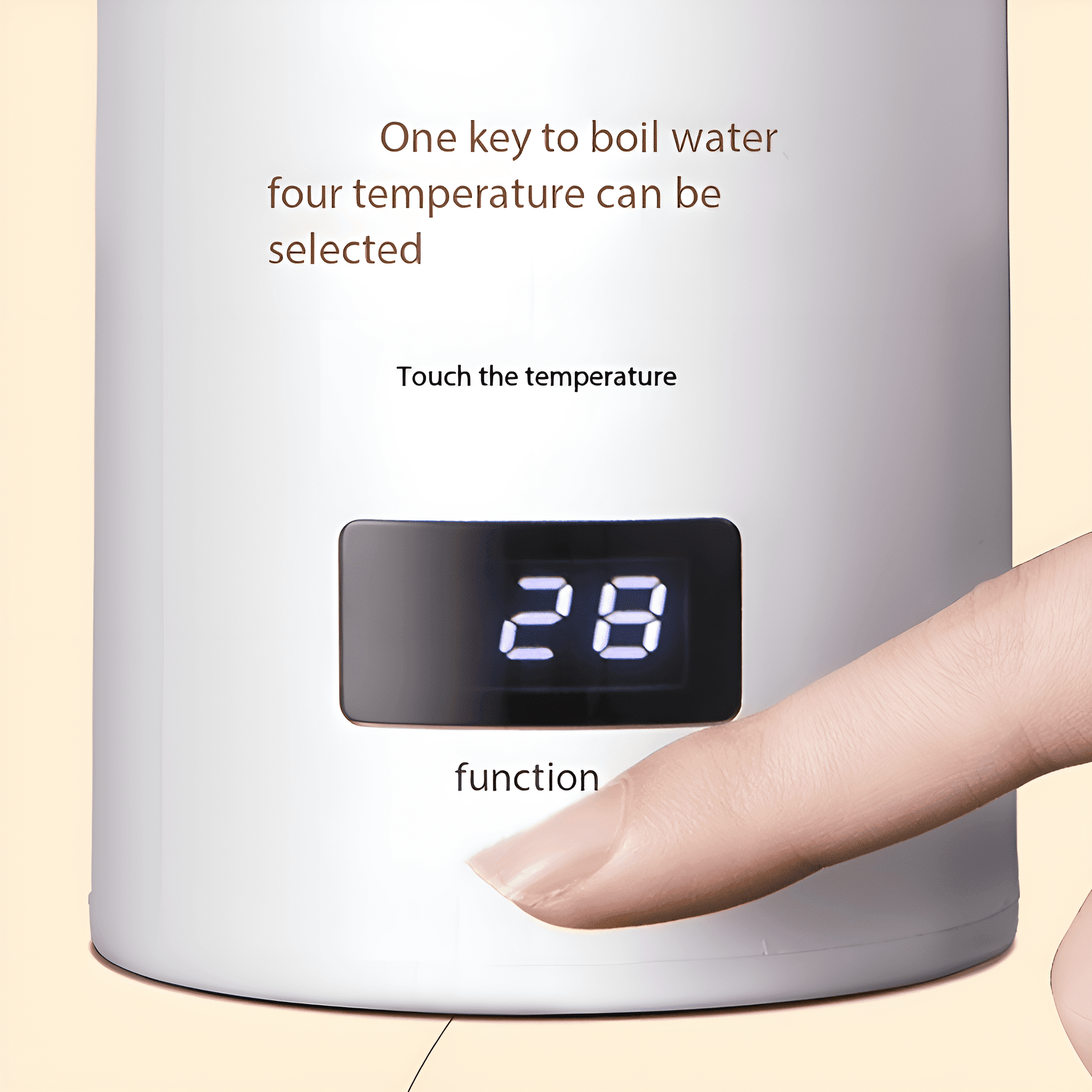 Ein Finger drückt eine Taste, die '28' auf einem weißen Wasserkocher anzeigt.