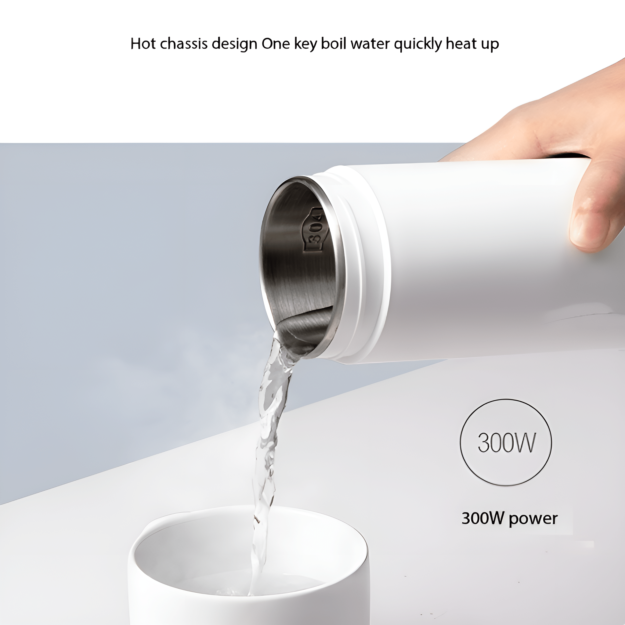 Weiße Wasserflasche gießt Wasser in eine weiße Tasse. 300W Leistung.
