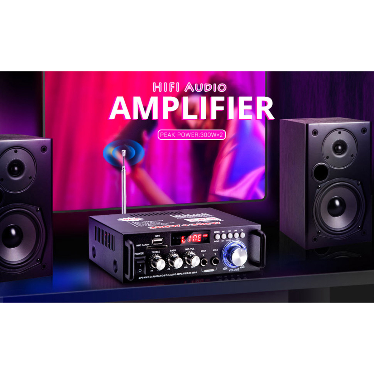 Ein HiFi-Audioverstärker mit zwei Lautsprechern und einem Fernsehbildschirm im Hintergrund. Der Verstärker hat Bedienelemente.