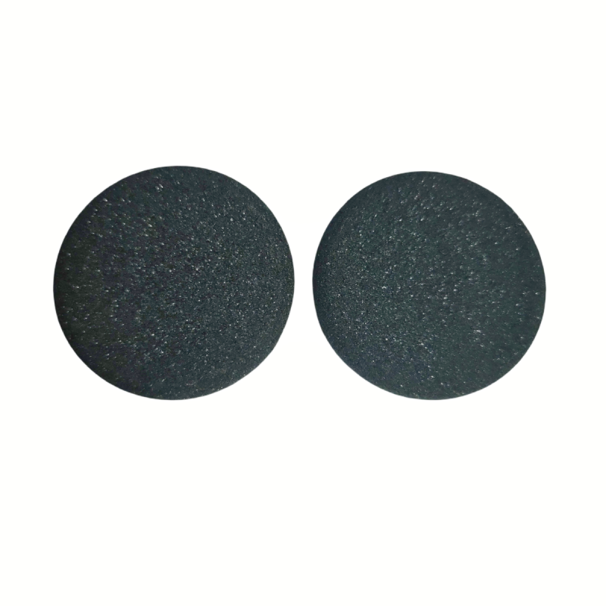 Dwie ciemnoszare, okrągłe osłony słuchawek. Białe tło. Zbliżenie.