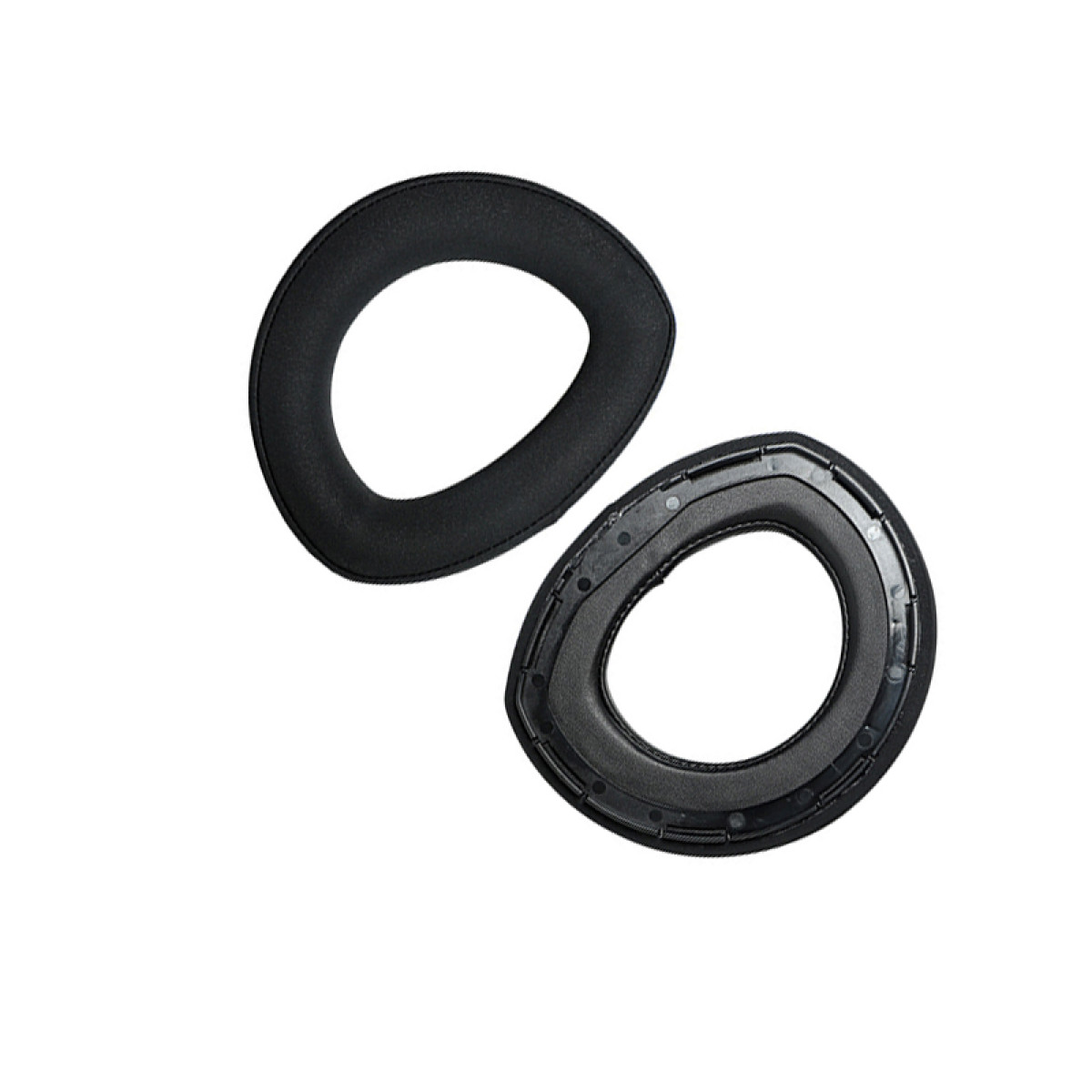 Dwie czarne nauszniki do słuchawek, jedna odłączona, odizolowane na białym tle.