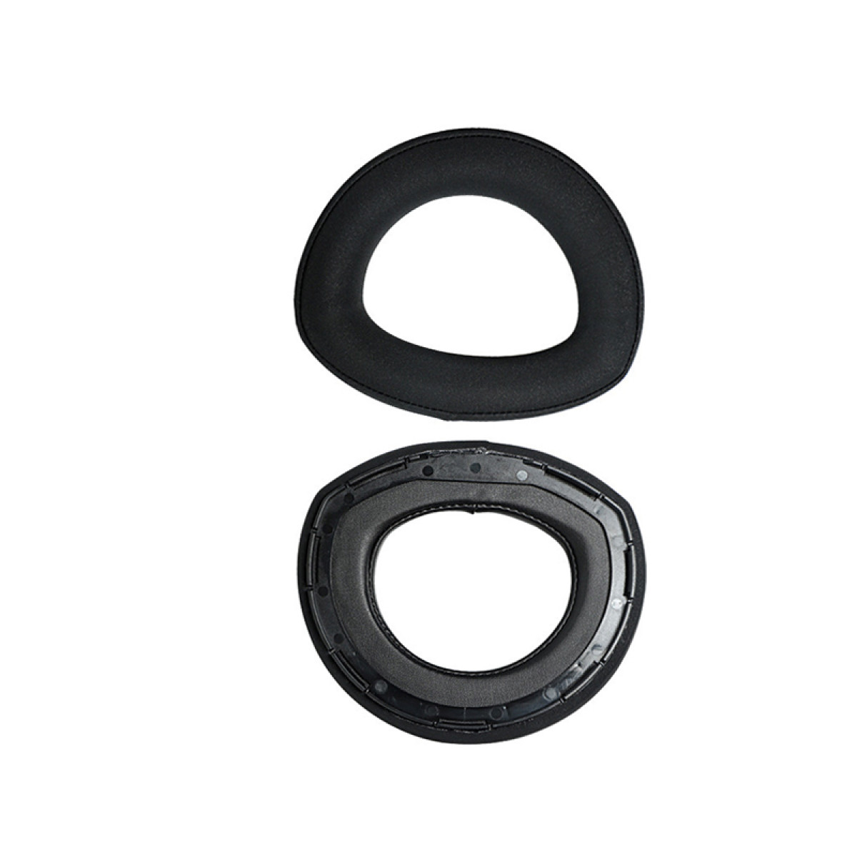 Dwie czarne nauszniki do słuchawek, jedna cała i jedna zdemontowana.