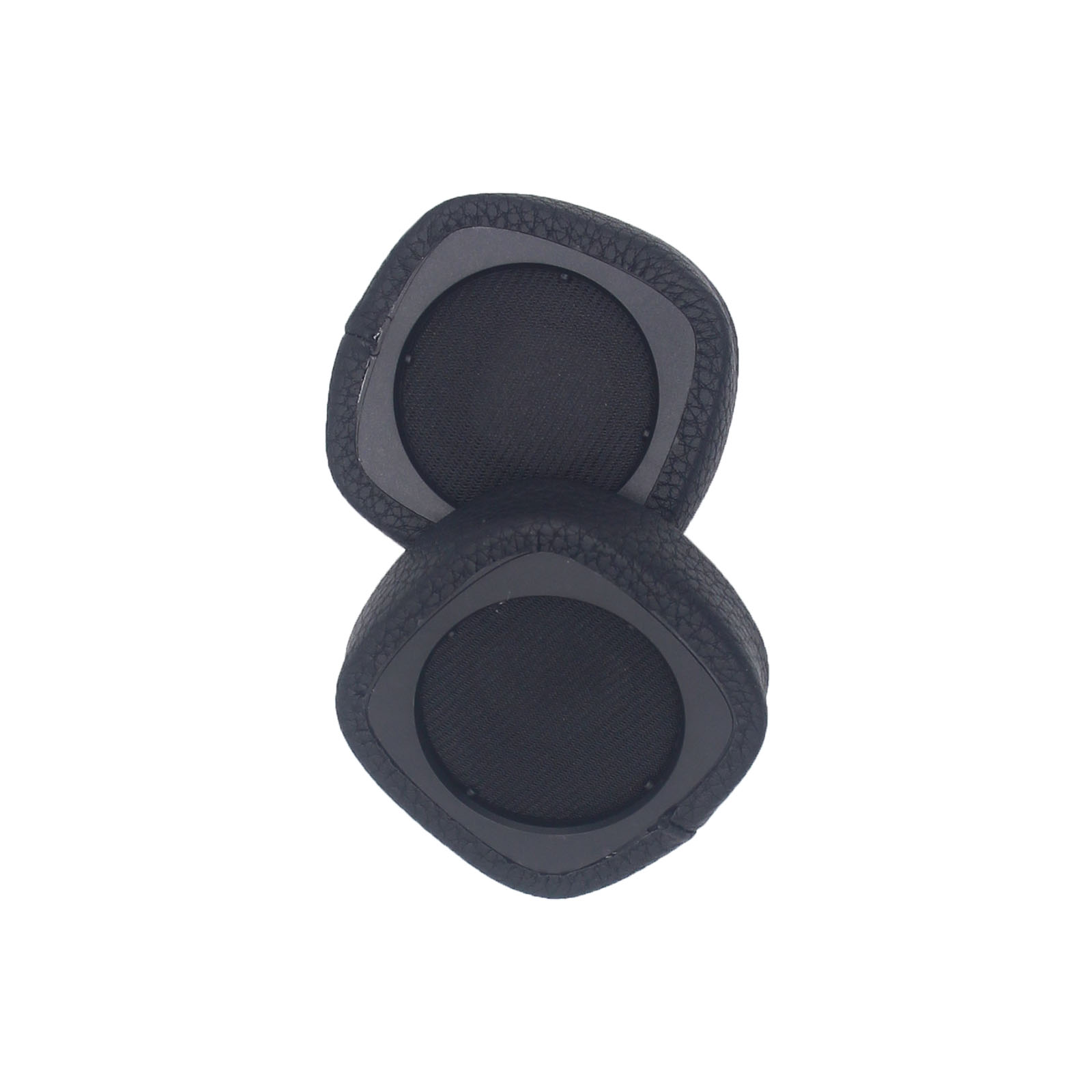 Dwa czarne nauszniki ułożone jeden na drugim, na białym tle. Są okrągłe, z siateczką w środku.