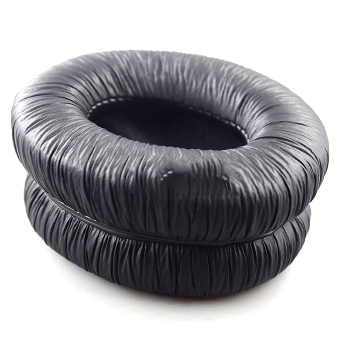 Dwie czarne, okrągłe, wyściełane poduszki do słuchawek. Są ułożone jeden na drugim na białym tle.