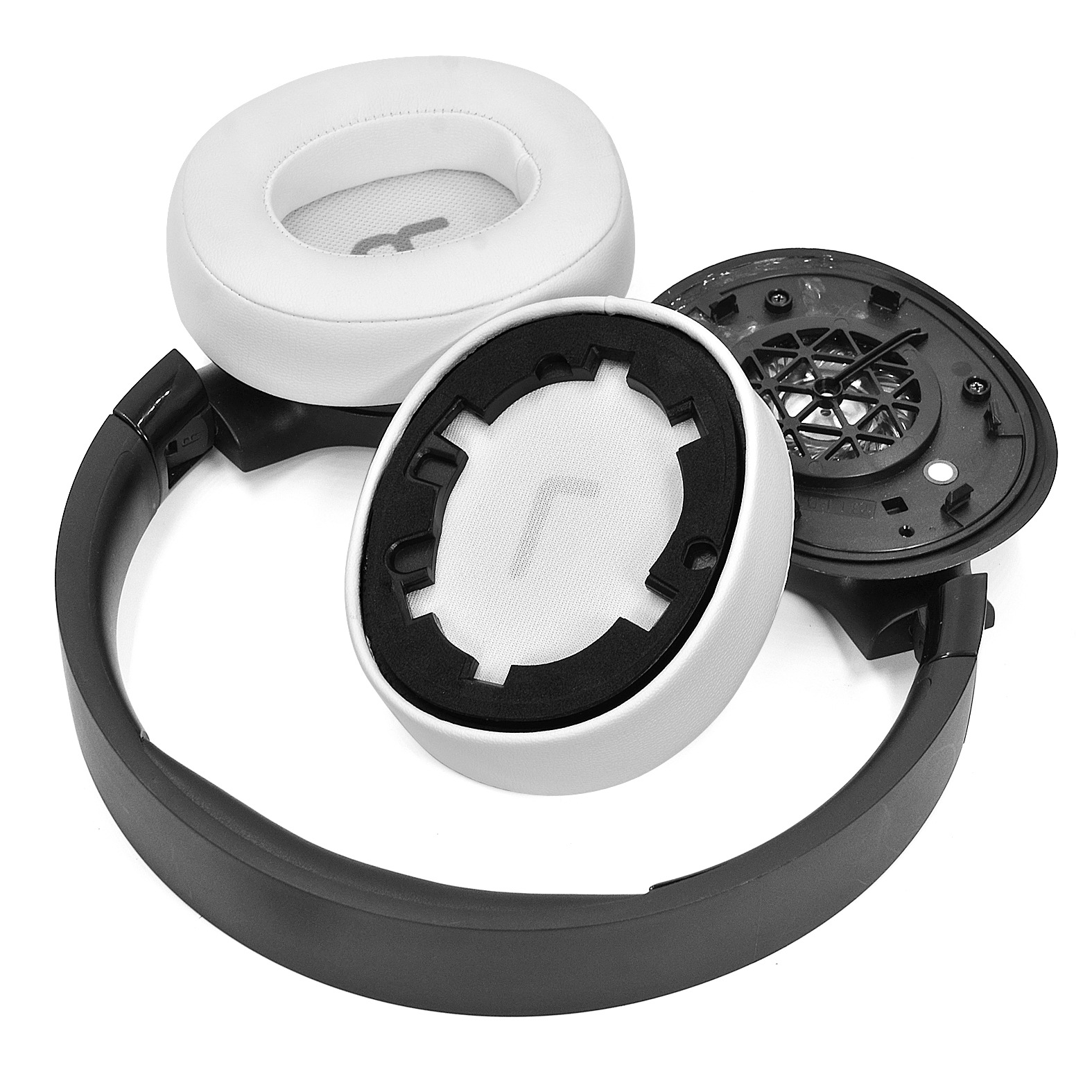 Rozłożone słuchawki. Części obejmują nauszniki, poduszki i pałąk. Białe tło.