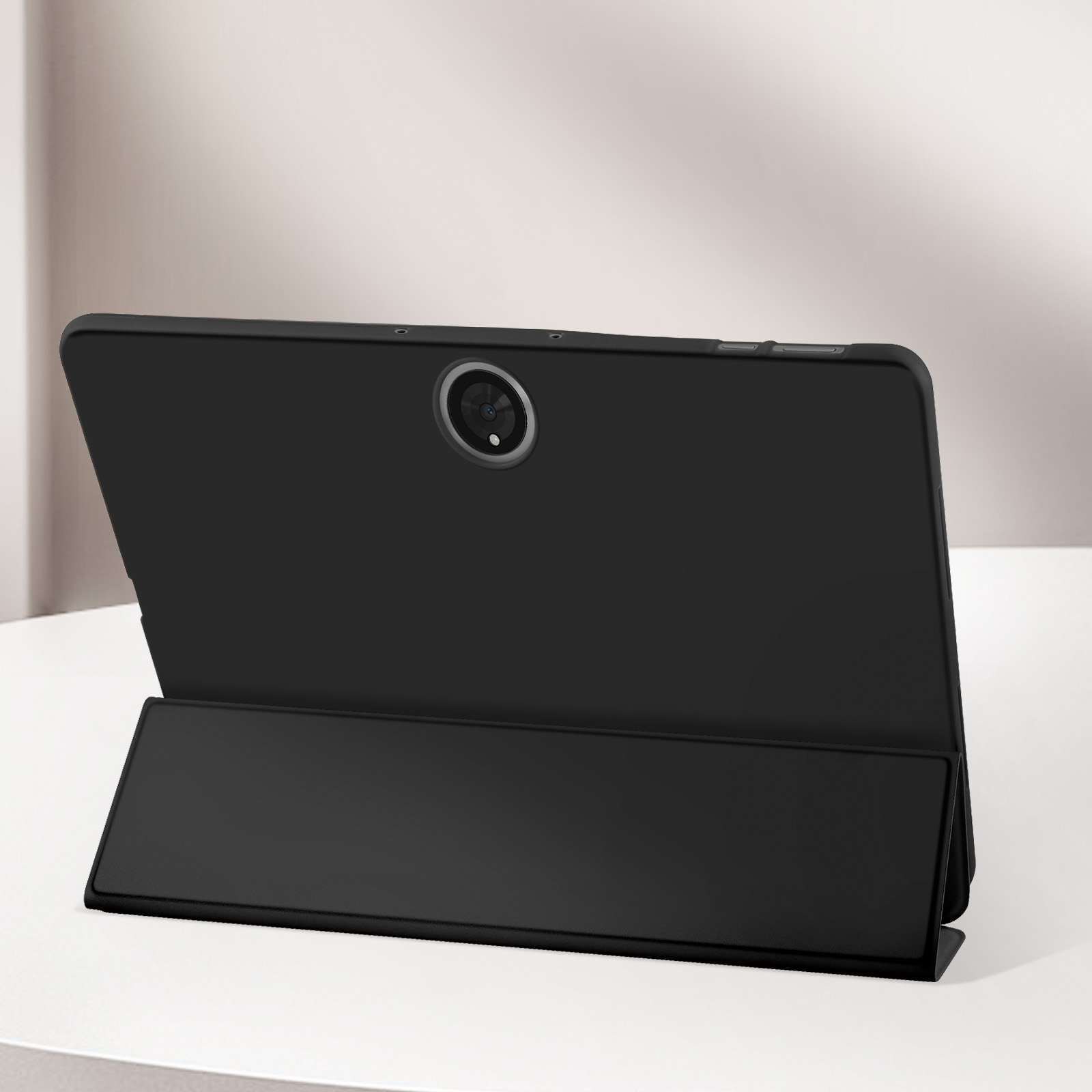 Un tablet nero in una custodia, mostrato ad angolo su una superficie bianca.