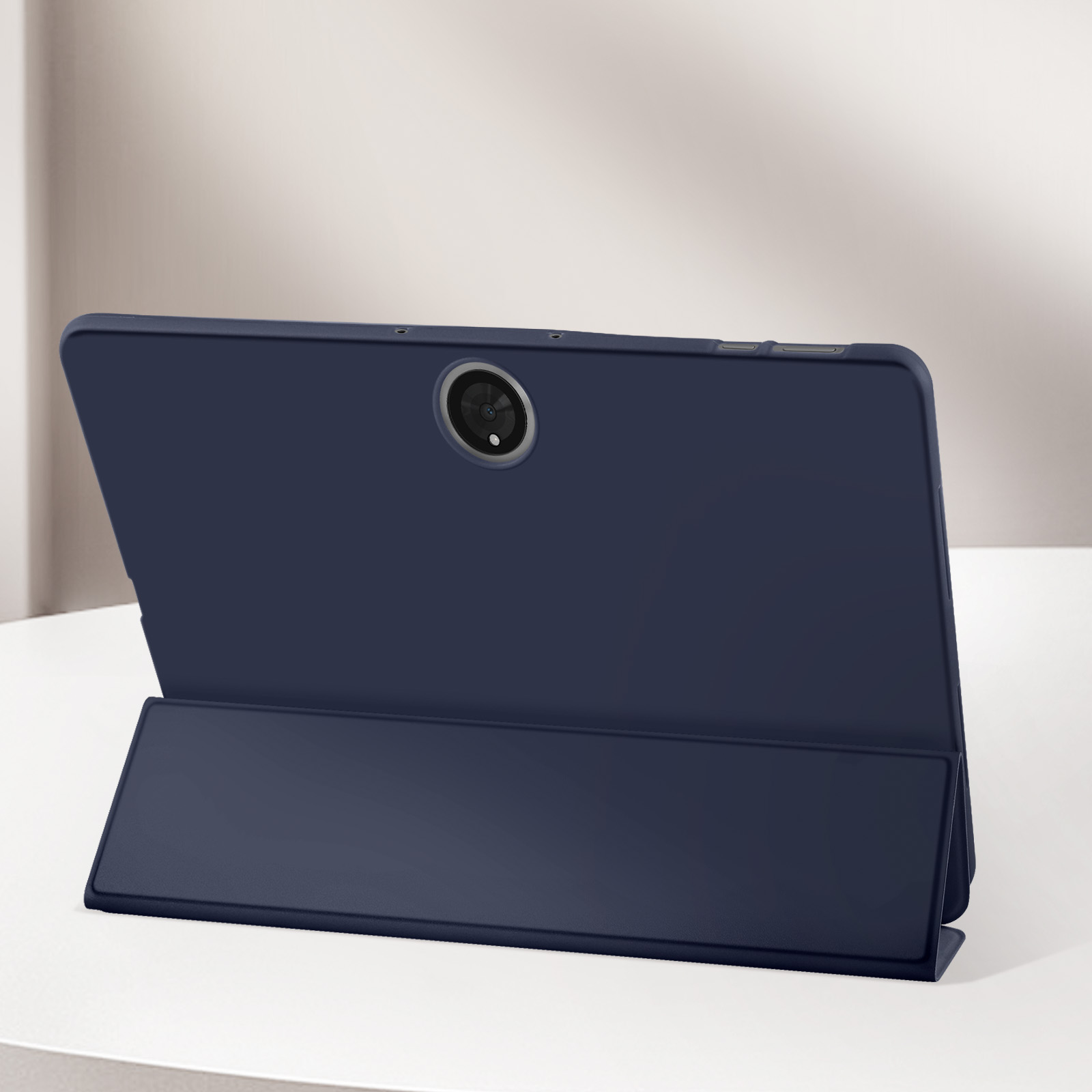 Una cover per tablet blu è aperta su una superficie bianca. Il tablet ha una fotocamera sul retro.