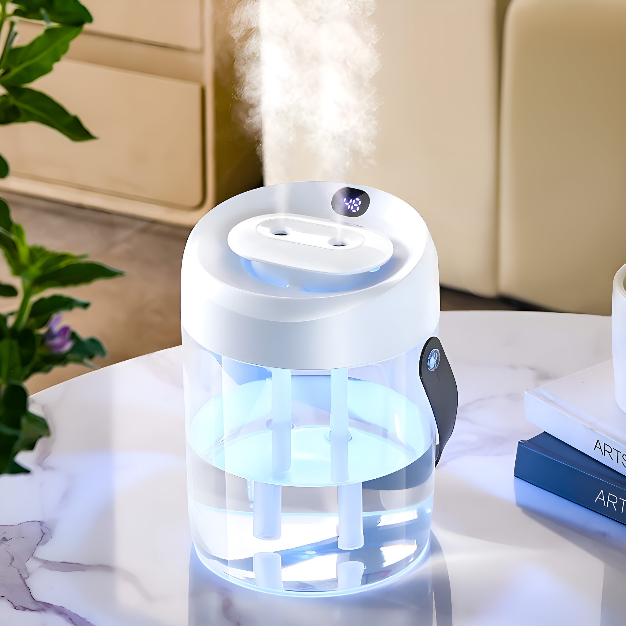 Weißer Luftbefeuchter mit transparentem Wassertank, der Dampf abgibt, auf einem Tisch platziert.