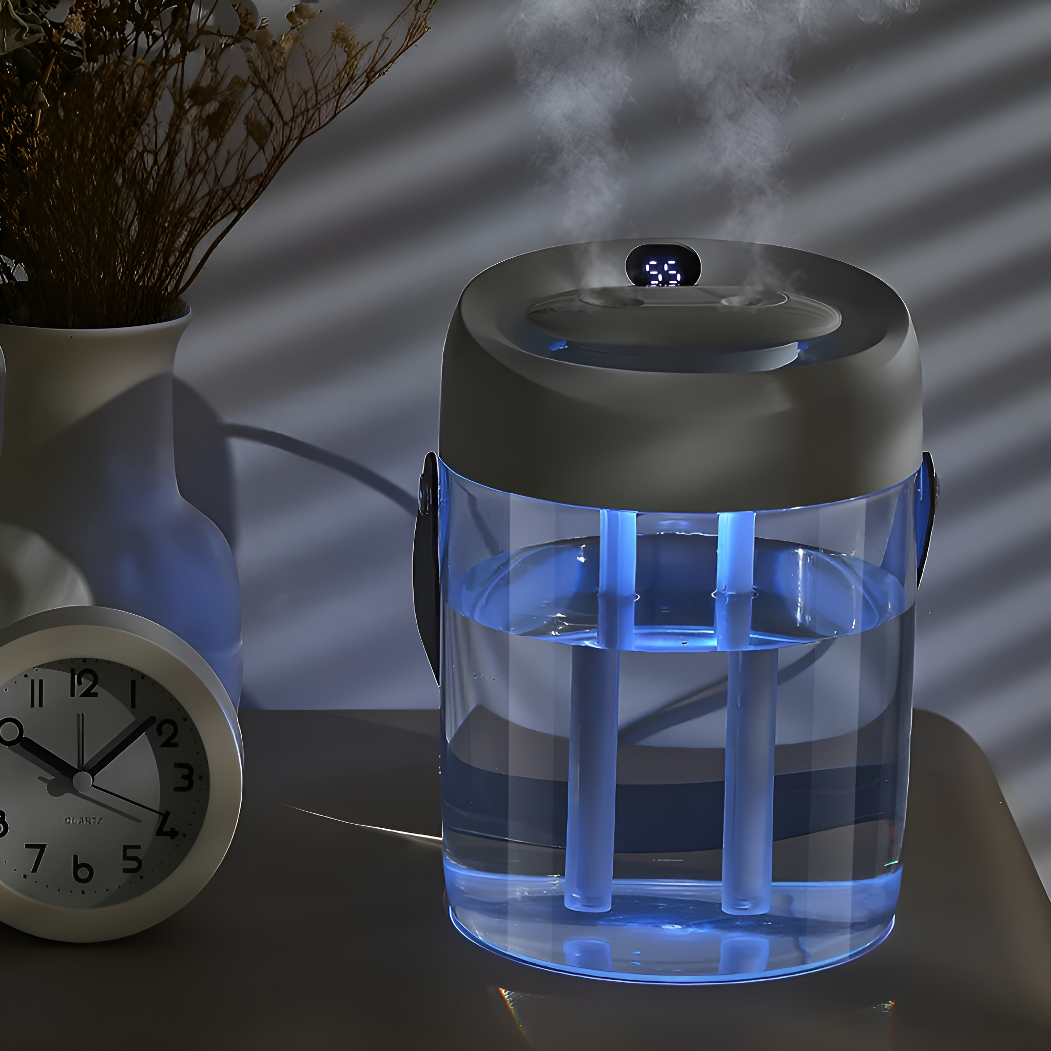 Ein Luftbefeuchter mit Digitalanzeige und Dampf steht auf einem Nachttisch neben einer Uhr und einer Vase.