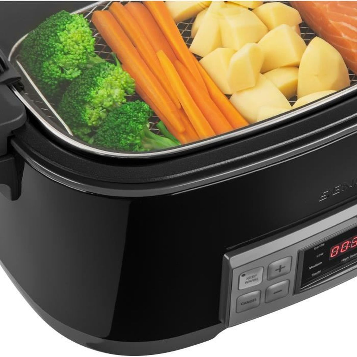 Nahaufnahme eines schwarzen Multikochers mit Gemüse und Lachs im Inneren.